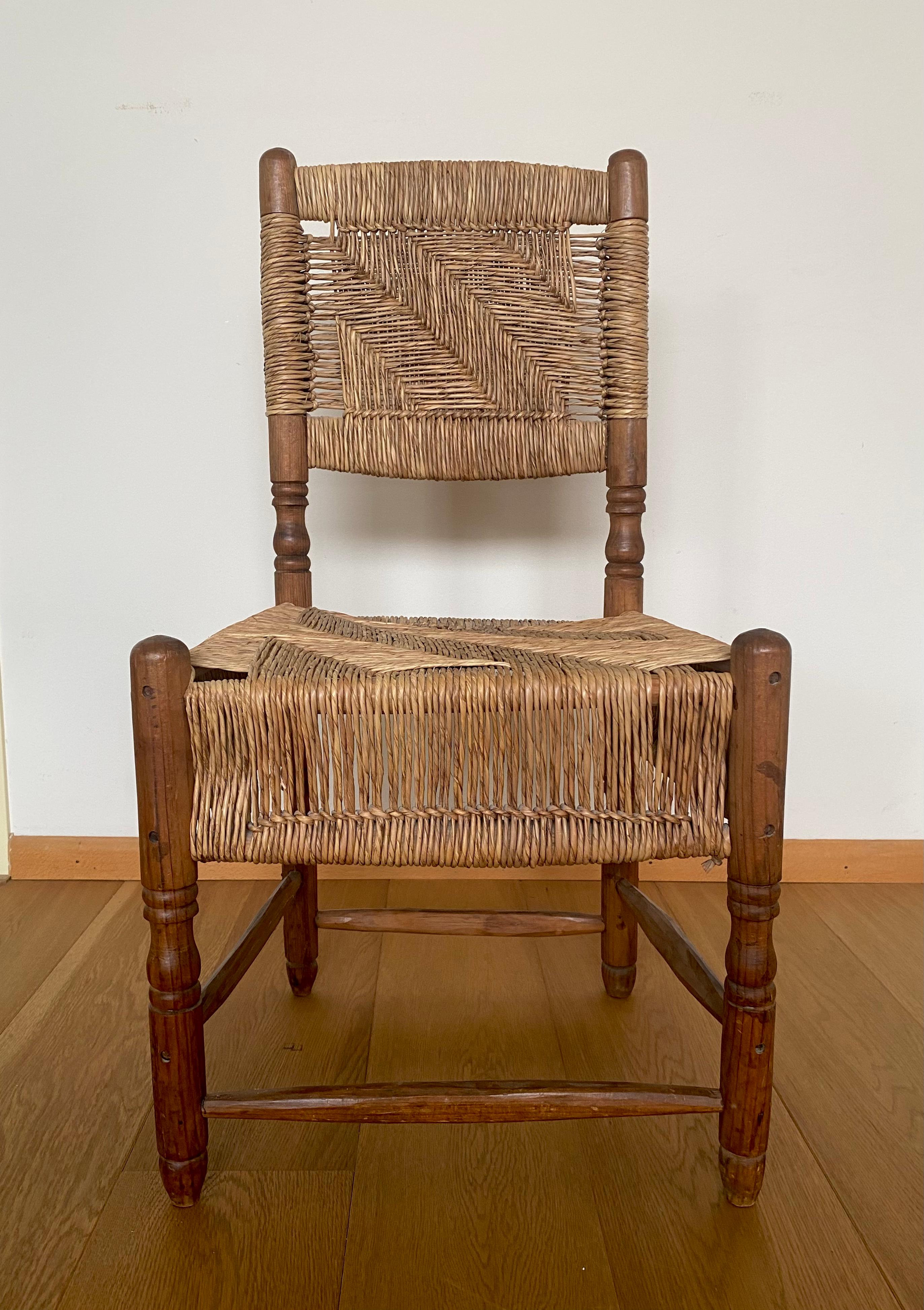 North American Rustic, Vintage, Wooden Chair with Woven Seat In Good Condition For Sale In Schagen, NL