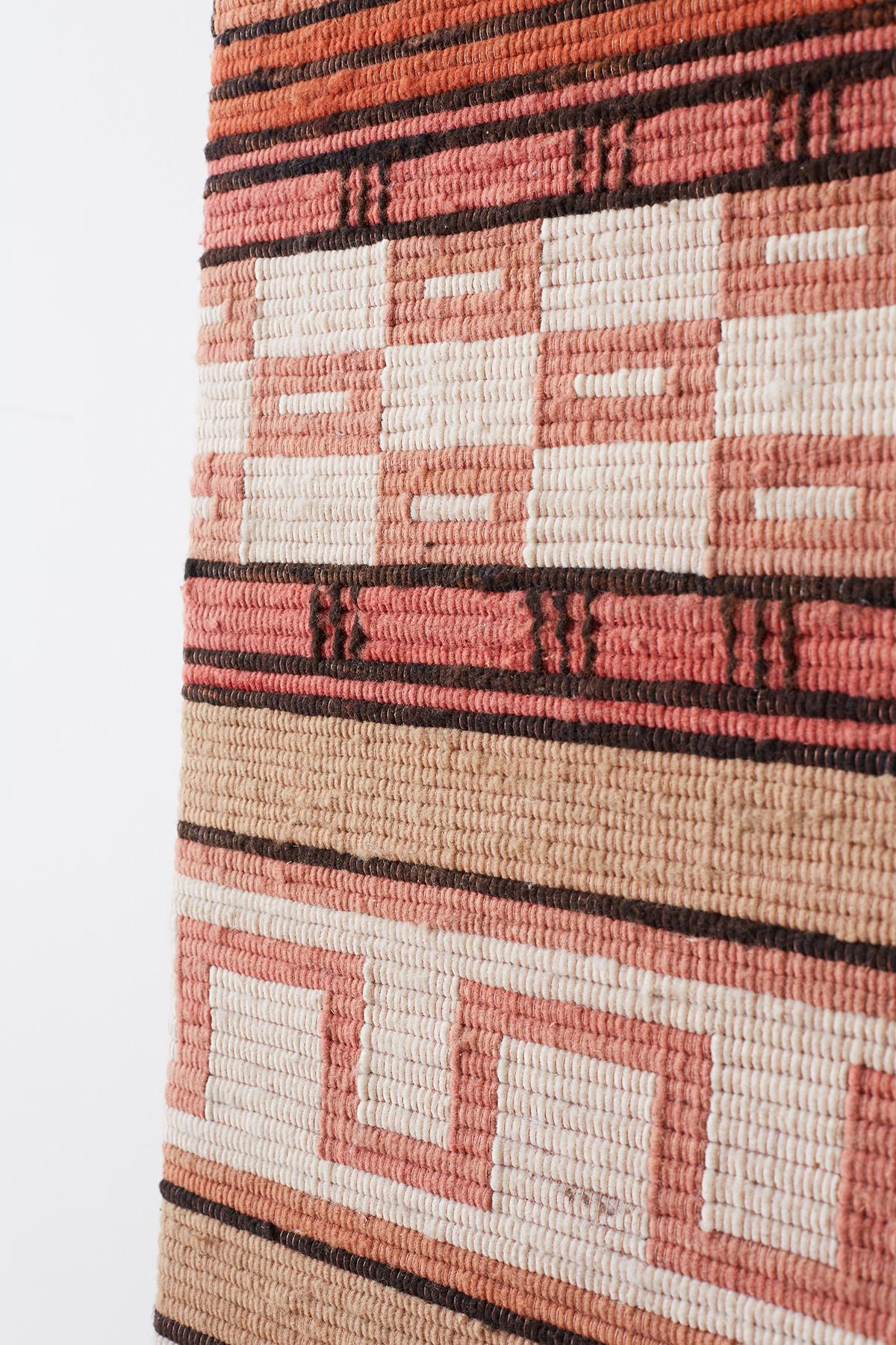 Nordamerikanisches gewebtes geometrisches Textil-Paneel mit Textilbeschlägen im Angebot 11