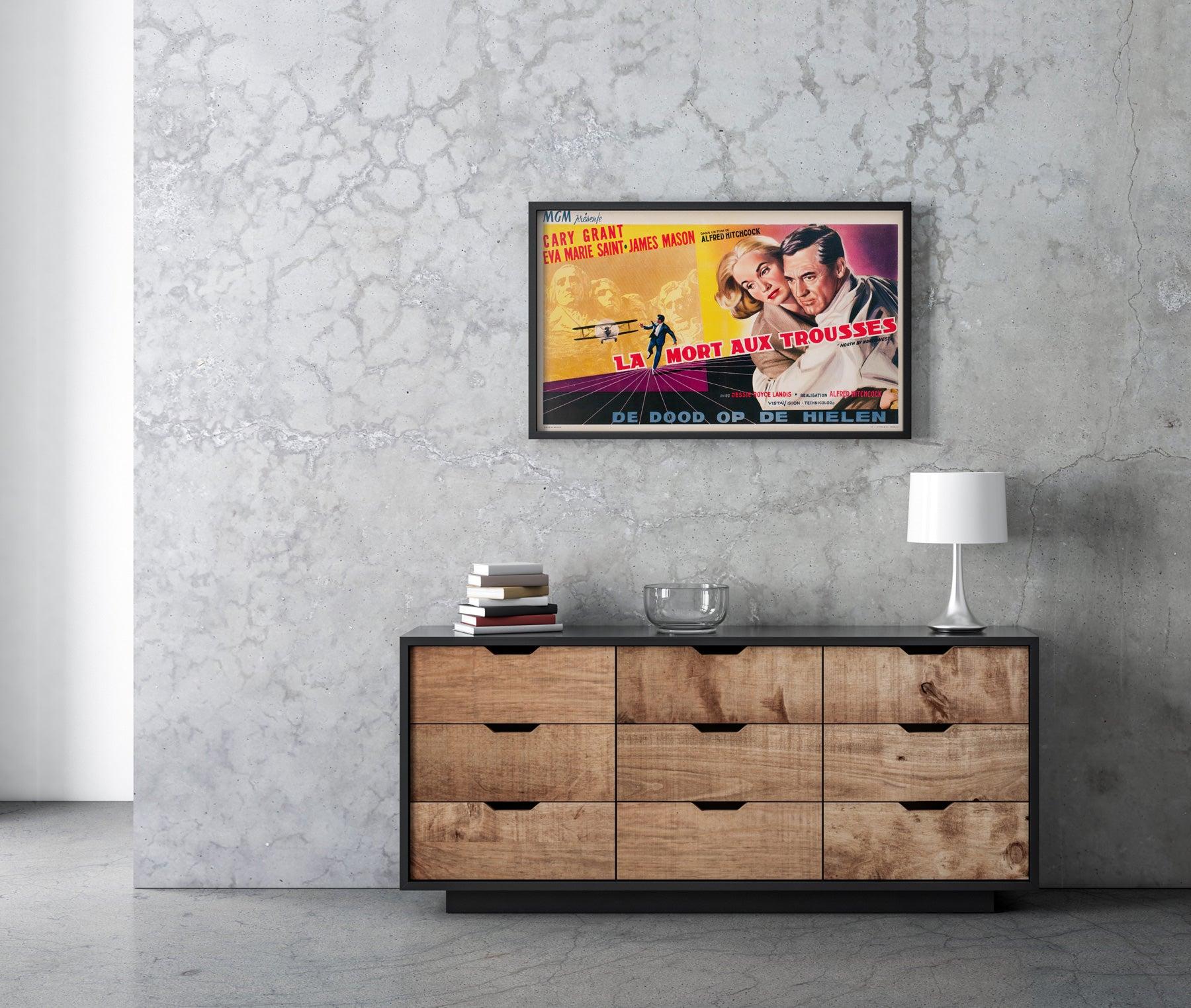 Dieses belgische Originalplakat aus dem Jahr 1959 für Alfred Hitchcocks North by Northwest - in den französischsprachigen Ländern unter dem Titel La Mort Aux Trousses veröffentlicht - unterscheidet sich durch seine charakteristische, gemalte