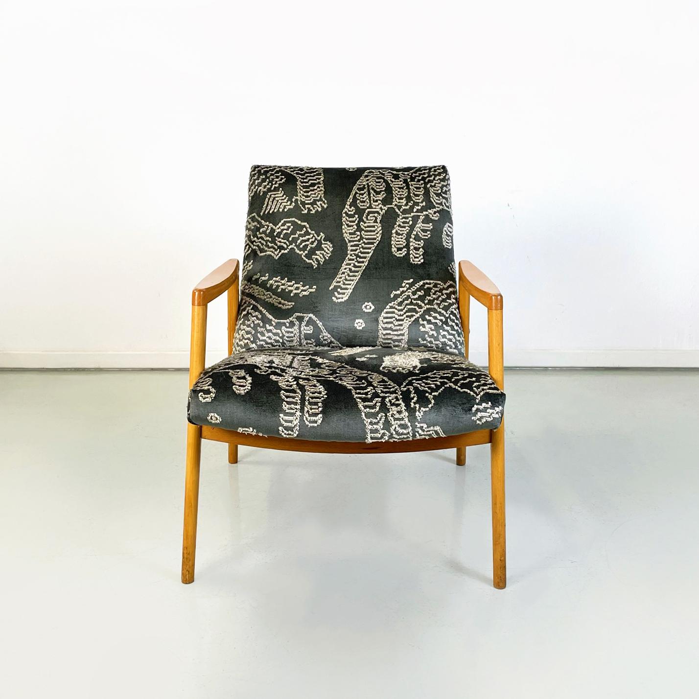 North Europa midcentury Armchair in wood, green and white velvet, 1960s
Armchair with seat and back, padded and covered in green-gray velvet fabric with white design. The structure of the armchair is in solid wood with shaped armrests.
1960s.