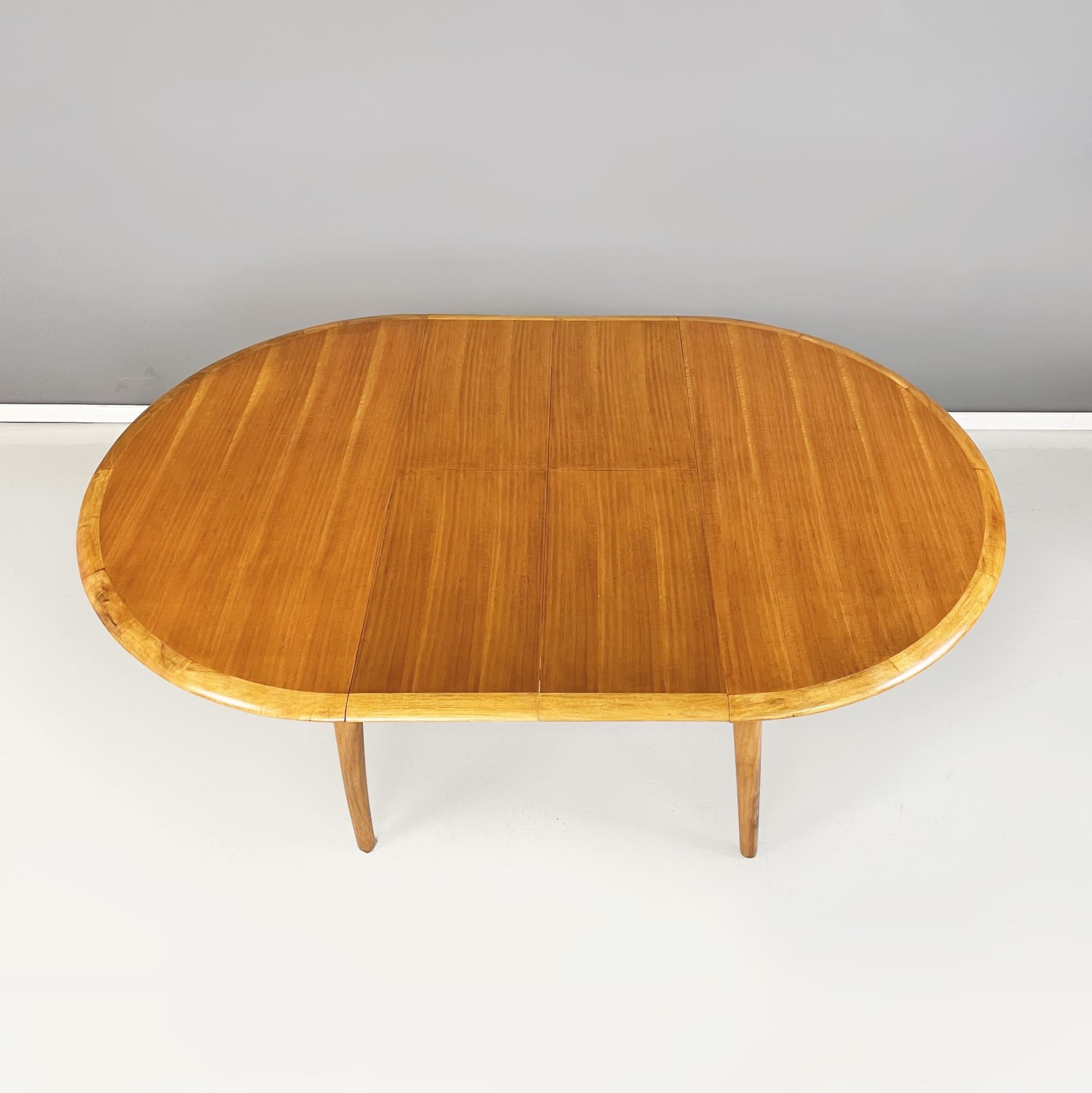 North Europa Midcentury Oval Round Wooden Dining Table with Extensions, 1960s In Good Condition For Sale In MIlano, IT