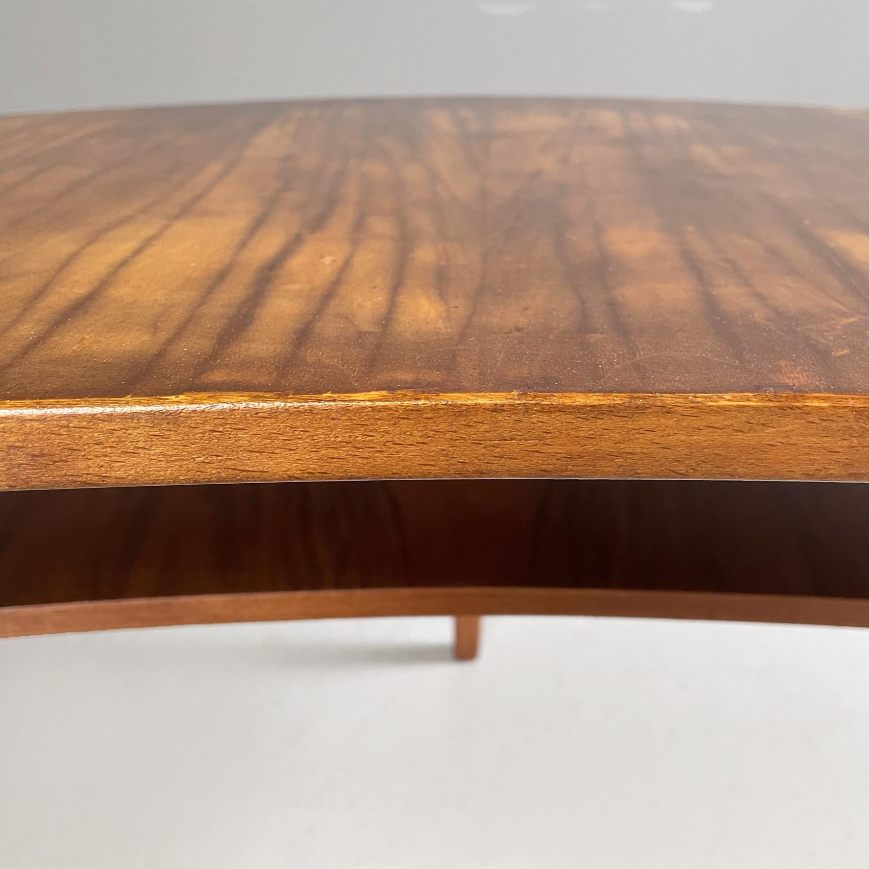 North Europa Dreieckiger Couchtisch aus der Mitte des Jahrhunderts mit doppelten Ablagen aus Holz, 1960 im Angebot 4