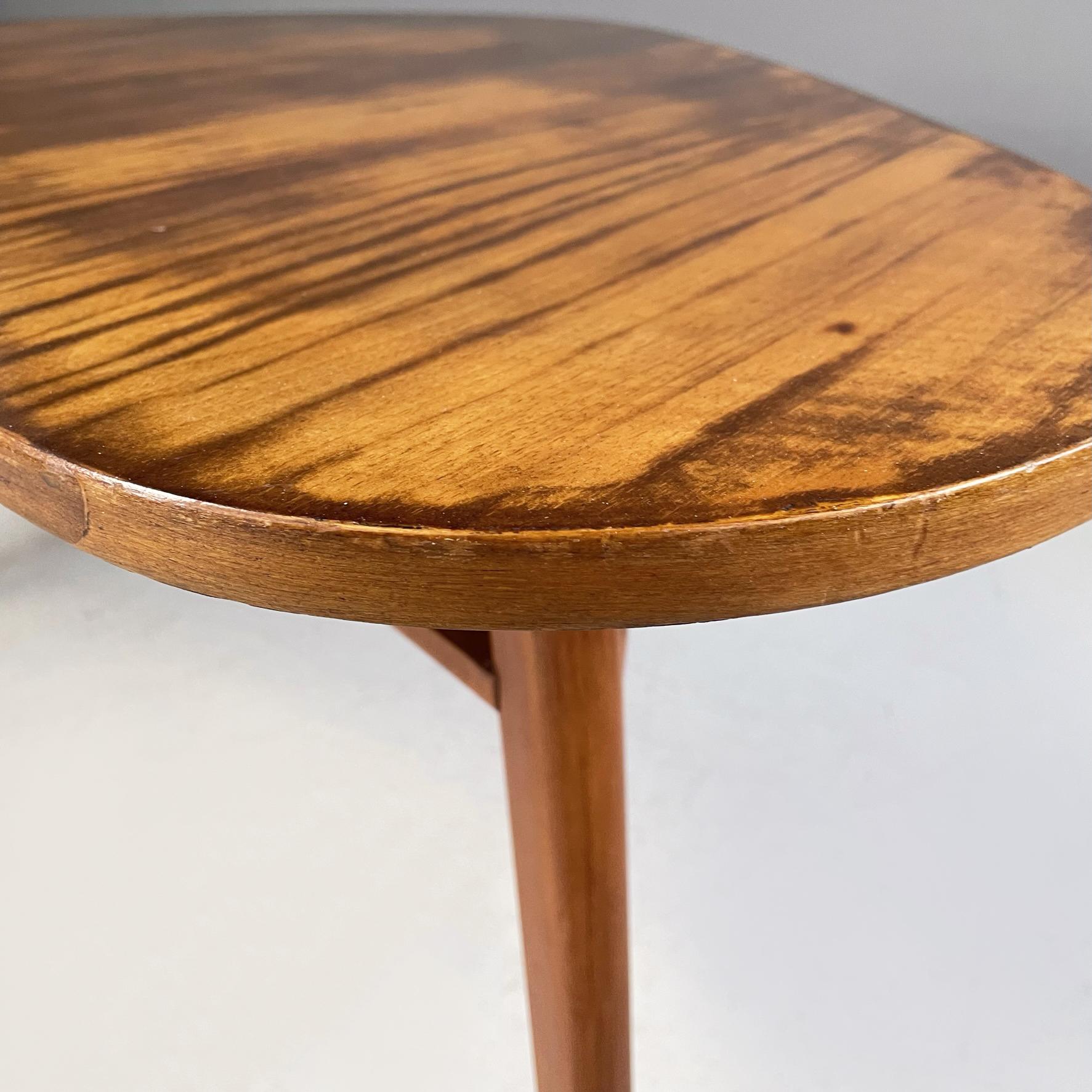 North Europa Dreieckiger Couchtisch aus der Mitte des Jahrhunderts mit doppelten Ablagen aus Holz, 1960 (Europäisch) im Angebot