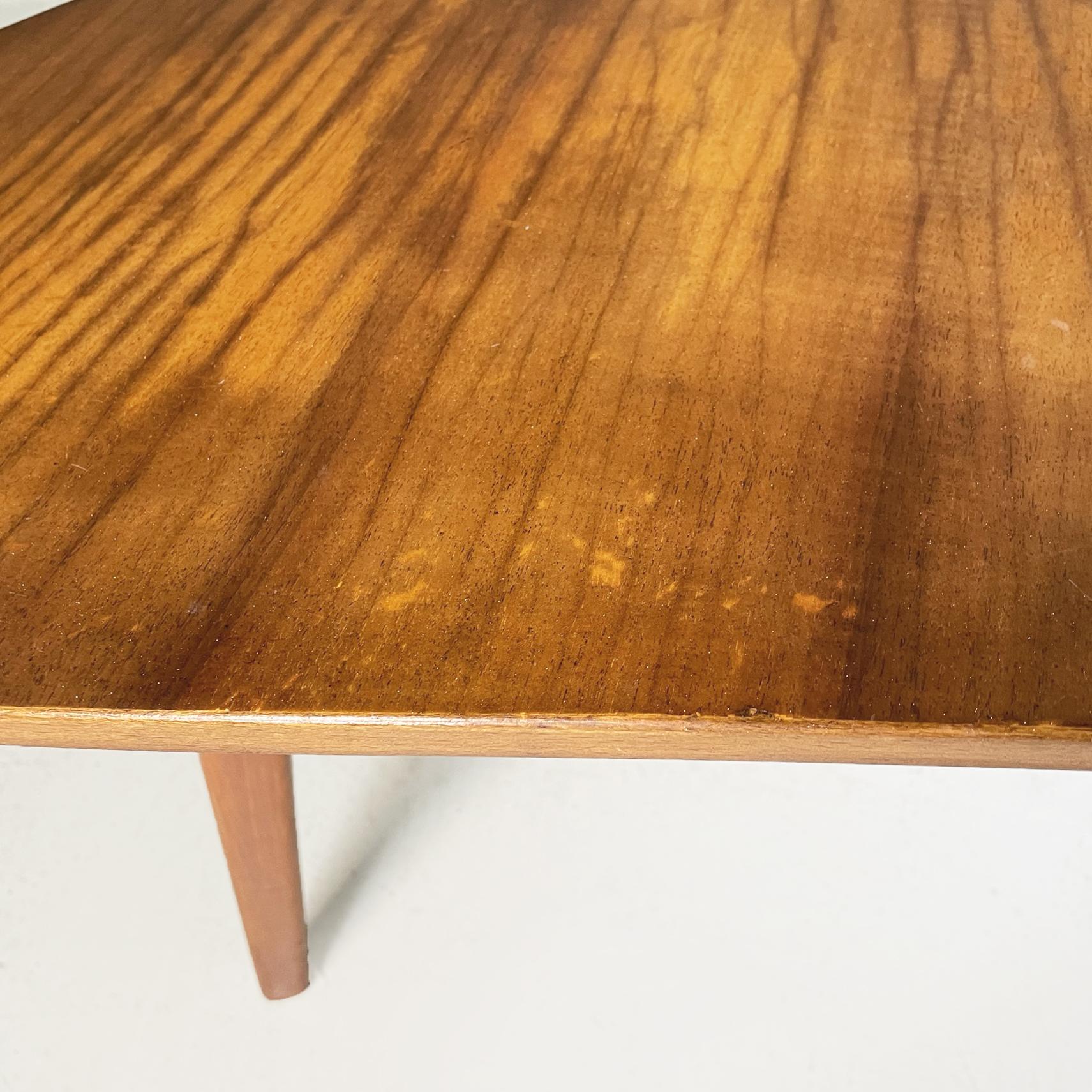 North Europa Dreieckiger Couchtisch aus der Mitte des Jahrhunderts mit doppelten Ablagen aus Holz, 1960 im Angebot 1