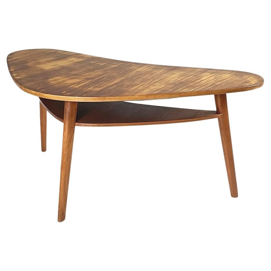 North Europa Dreieckiger Couchtisch aus der Mitte des Jahrhunderts mit doppelten Ablagen aus Holz, 1960 im Angebot
