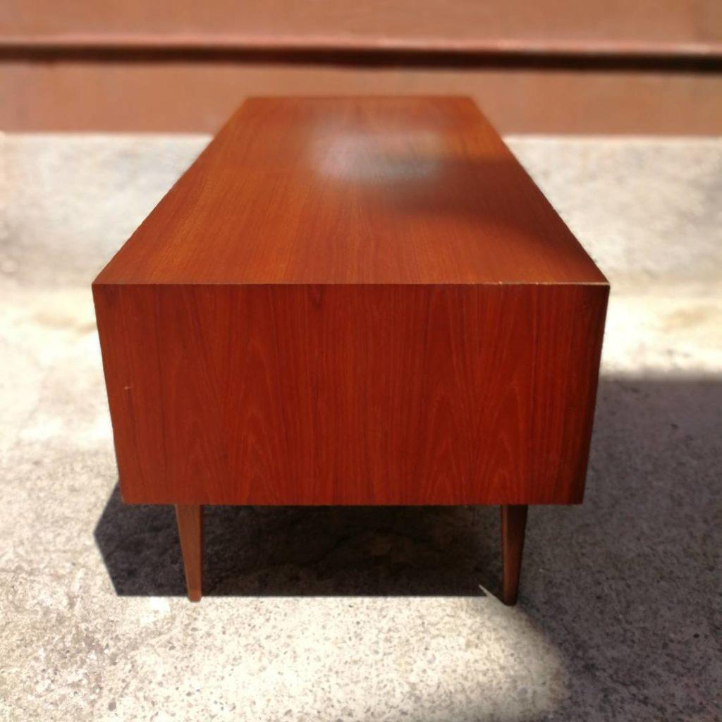 North European, center, teak desk, with 3 drawers and bookcase, 1960s
With 3 drawers (one with key), door with key and bookcase on the other side.
Excellent general conditions.
Measures: 160 x 75 x 75 H cm.