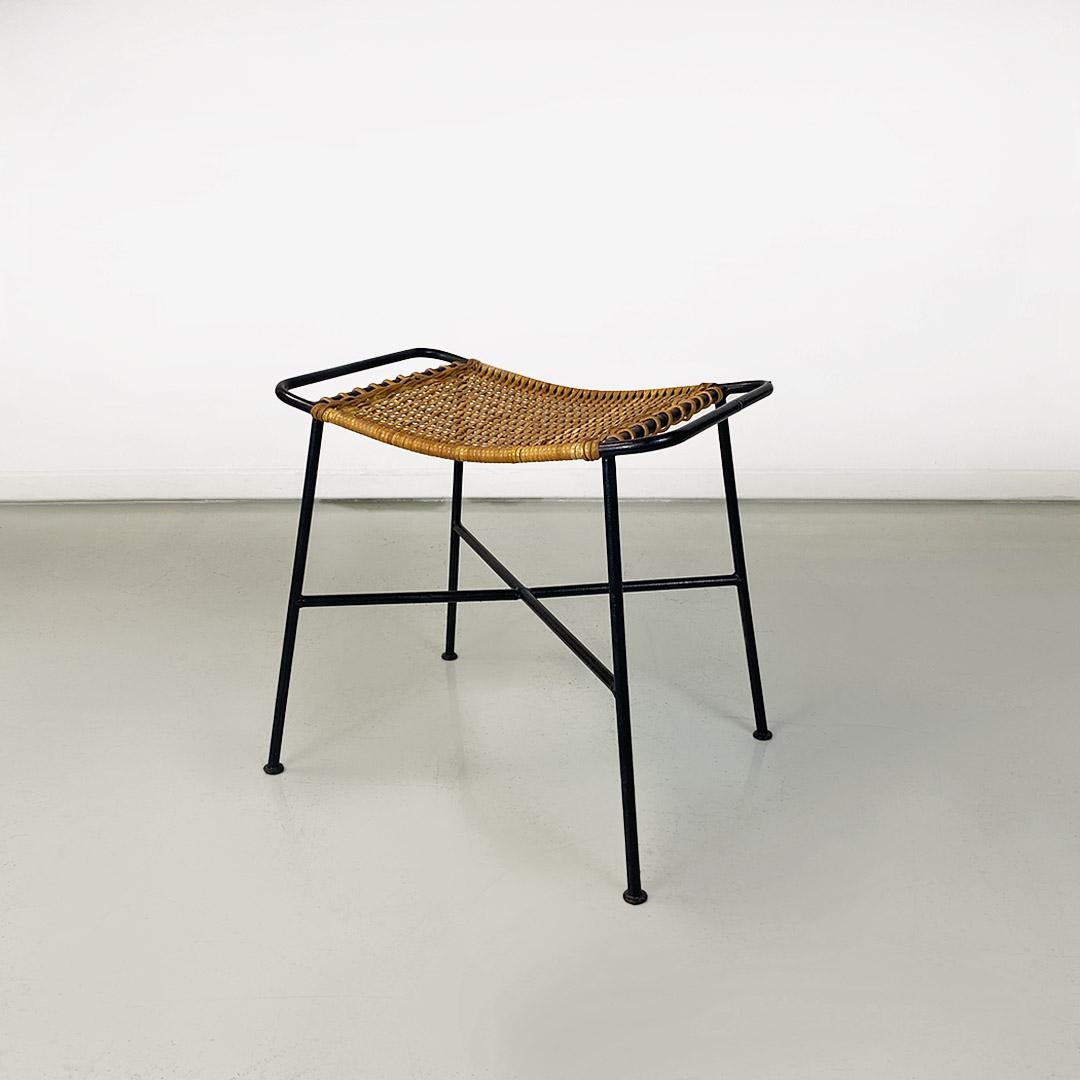 North european Mid-Century Modern black metal rod and rattan stool or footrest, 1960s.
Stool or footrest of Northern European origin, with four-legged structure in black metal rod and rectangular seat with rounded corners in rattan, with a wicker