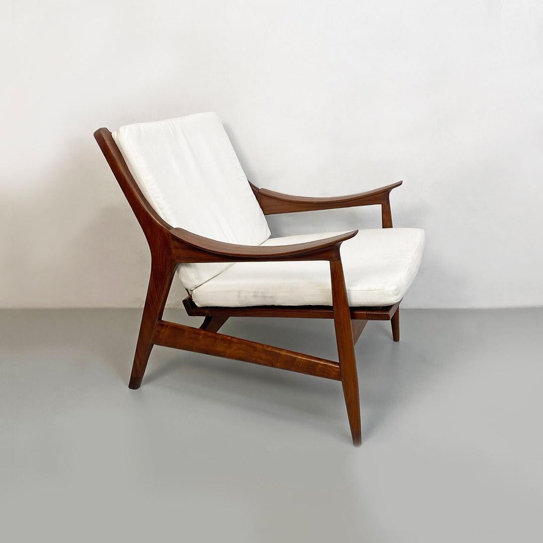 North european solid wood and white cotton armchair, 1960s.
Nordic style armchair, with solid wood style structure, shaped armrests and seat with removable cushions covered again in white cotton.
1960s
Perfect conditions.
Measures in cm