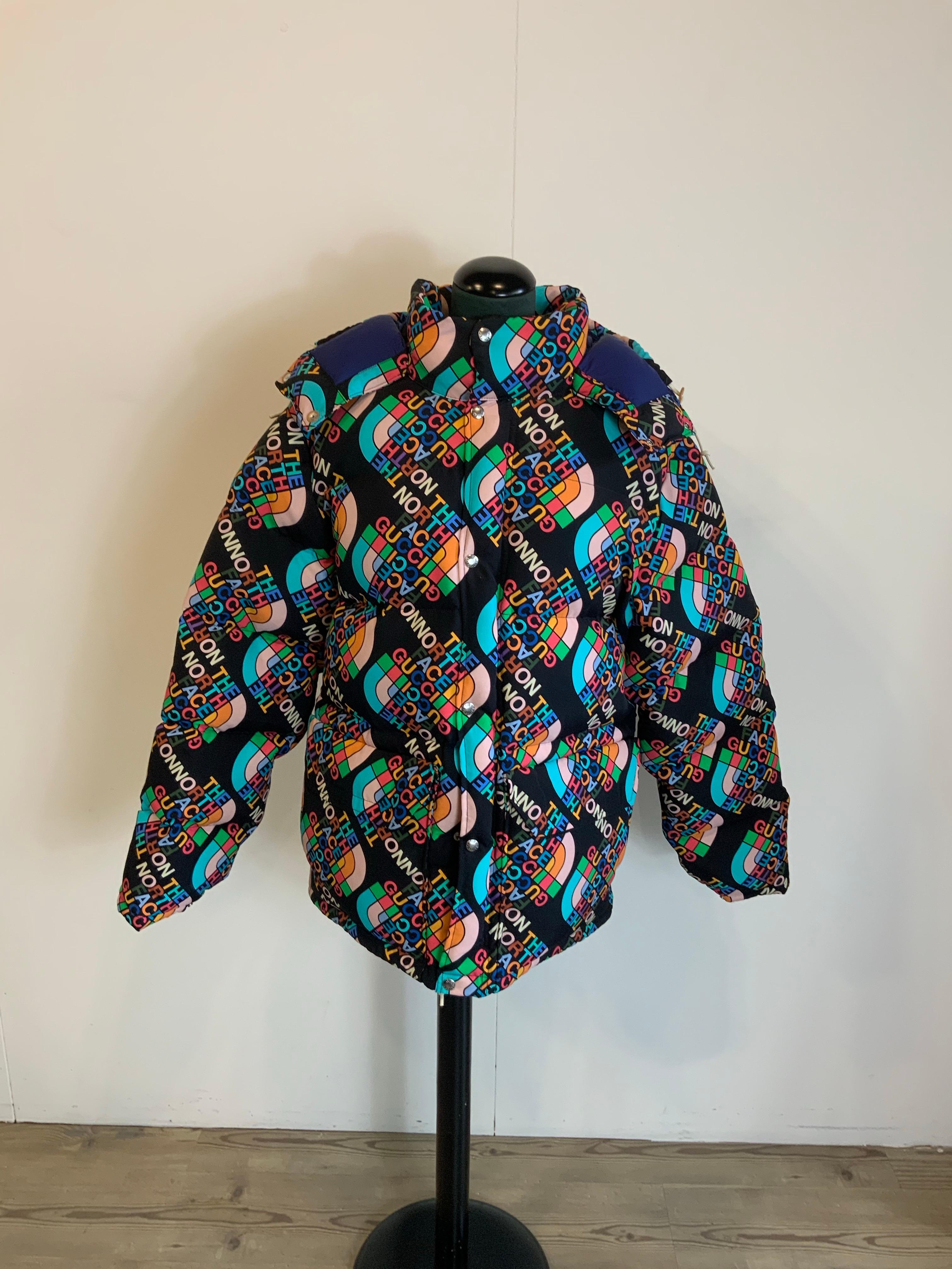 North Face x Gucci Bomber.
In polyamide with padding 80% goose down, 20% goose feather.
Size L.
Shoulders 58 cm
Bust 56 cm
Length 75 cm
New with tag. Unisex items.