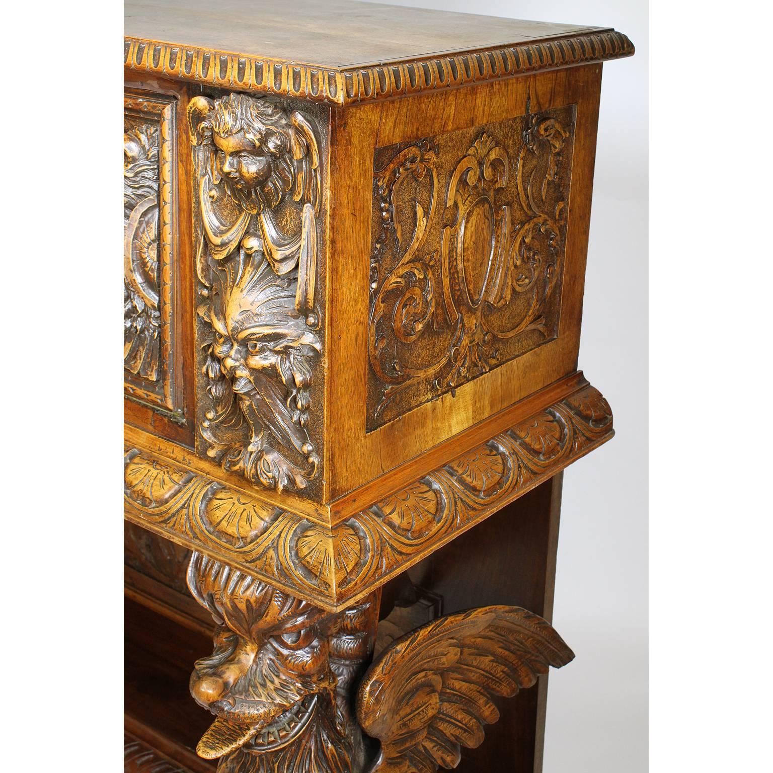 Cassone figuratif en noyer sculpté de style néo-baroque d'Italie du Nord du 19ème siècle 3