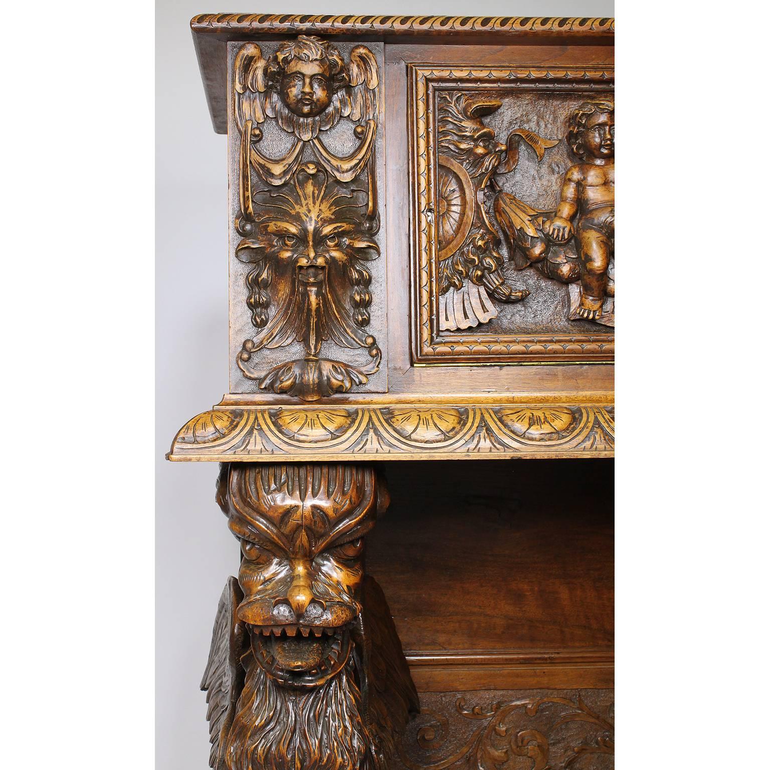 Sculpté à la main Cassone figuratif en noyer sculpté de style néo-baroque d'Italie du Nord du 19ème siècle