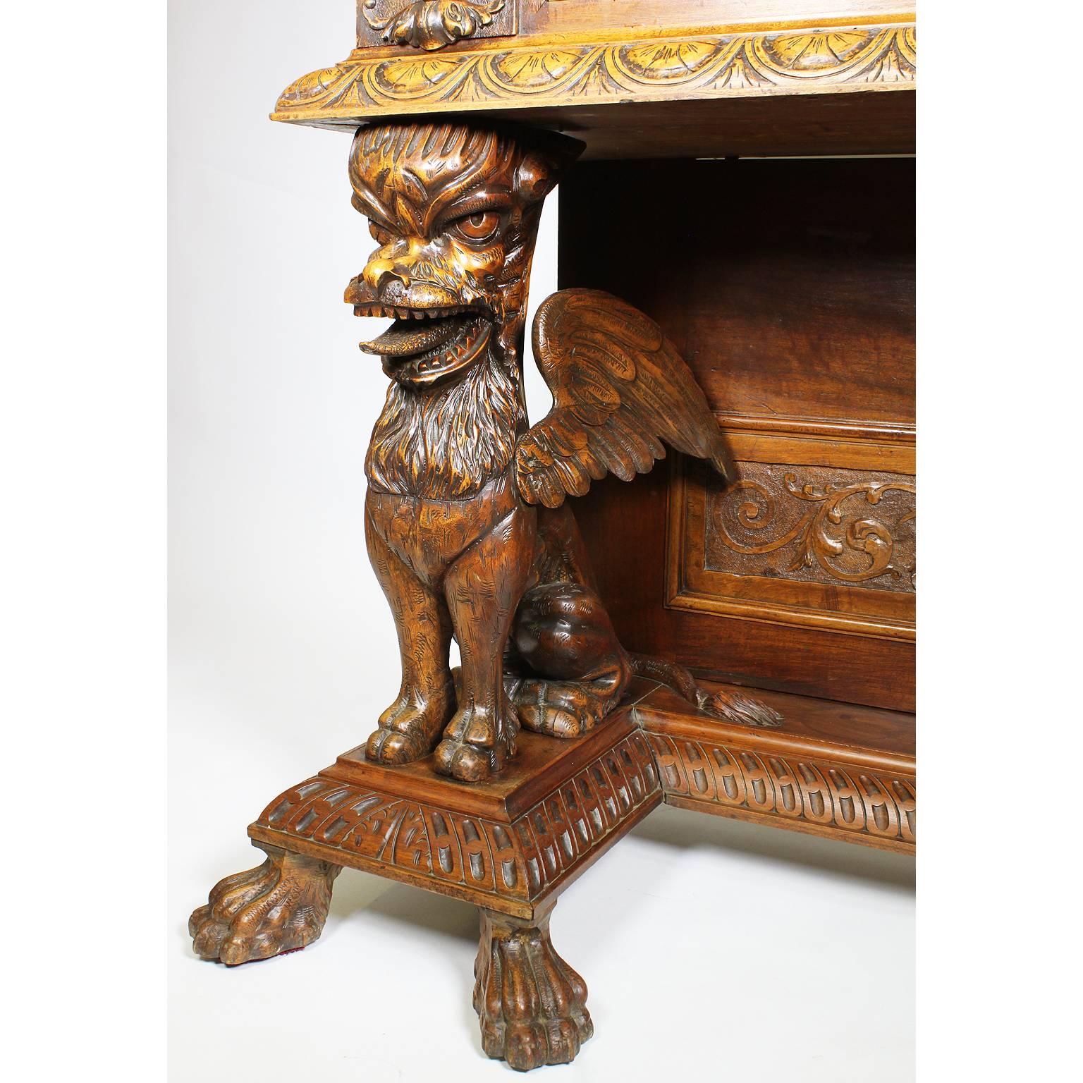 Cassone figuratif en noyer sculpté de style néo-baroque d'Italie du Nord du 19ème siècle 1