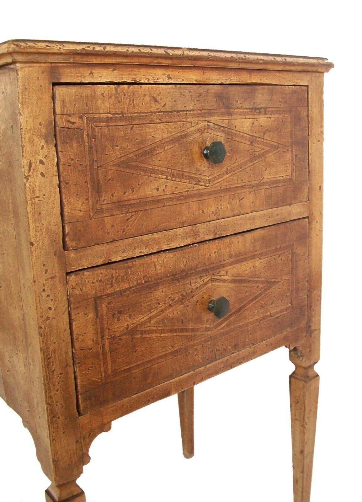 North Italian Antique Pair of Walnut Neoclassical Bedside Tables, Circa 1820 For Sale 3