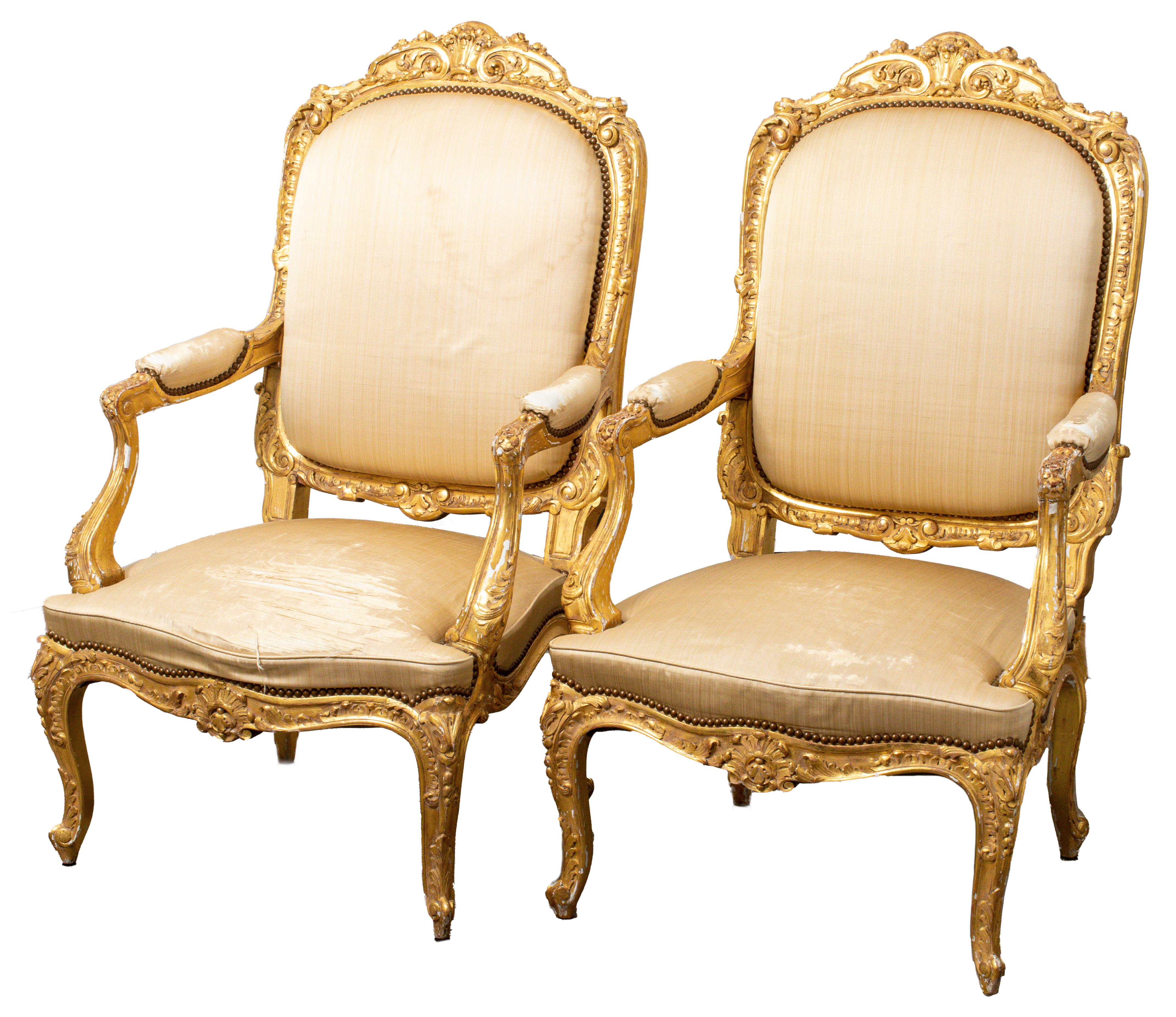 North Italian Baroque set of two giltwood armchairs / fauteuils a la reine, mid-18th century. 
Measures: 46