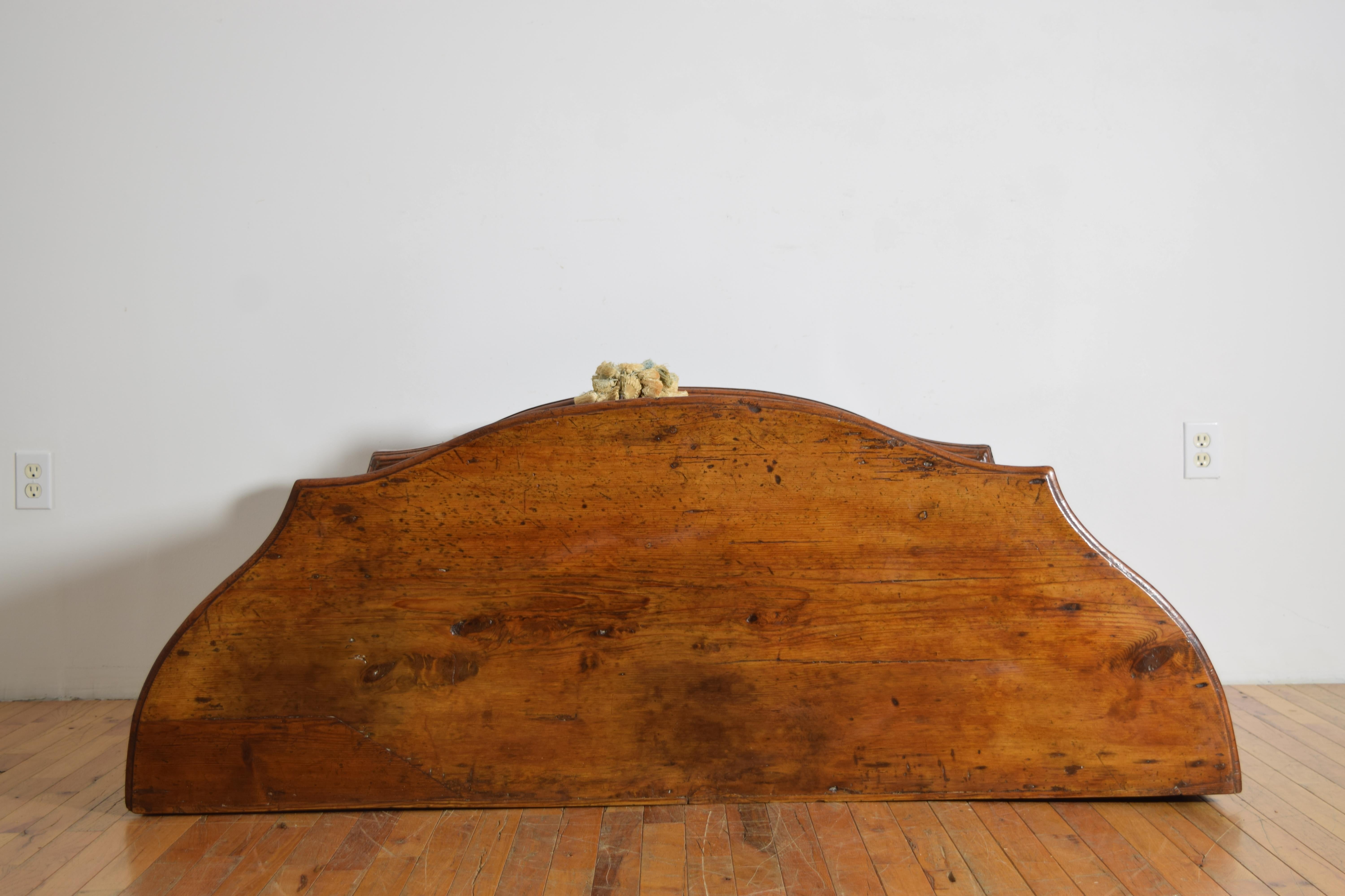Crédence à deux portes en bois de pin en forme de serpentin, Italie du Nord, fin du baroque, vers 1715 en vente 3