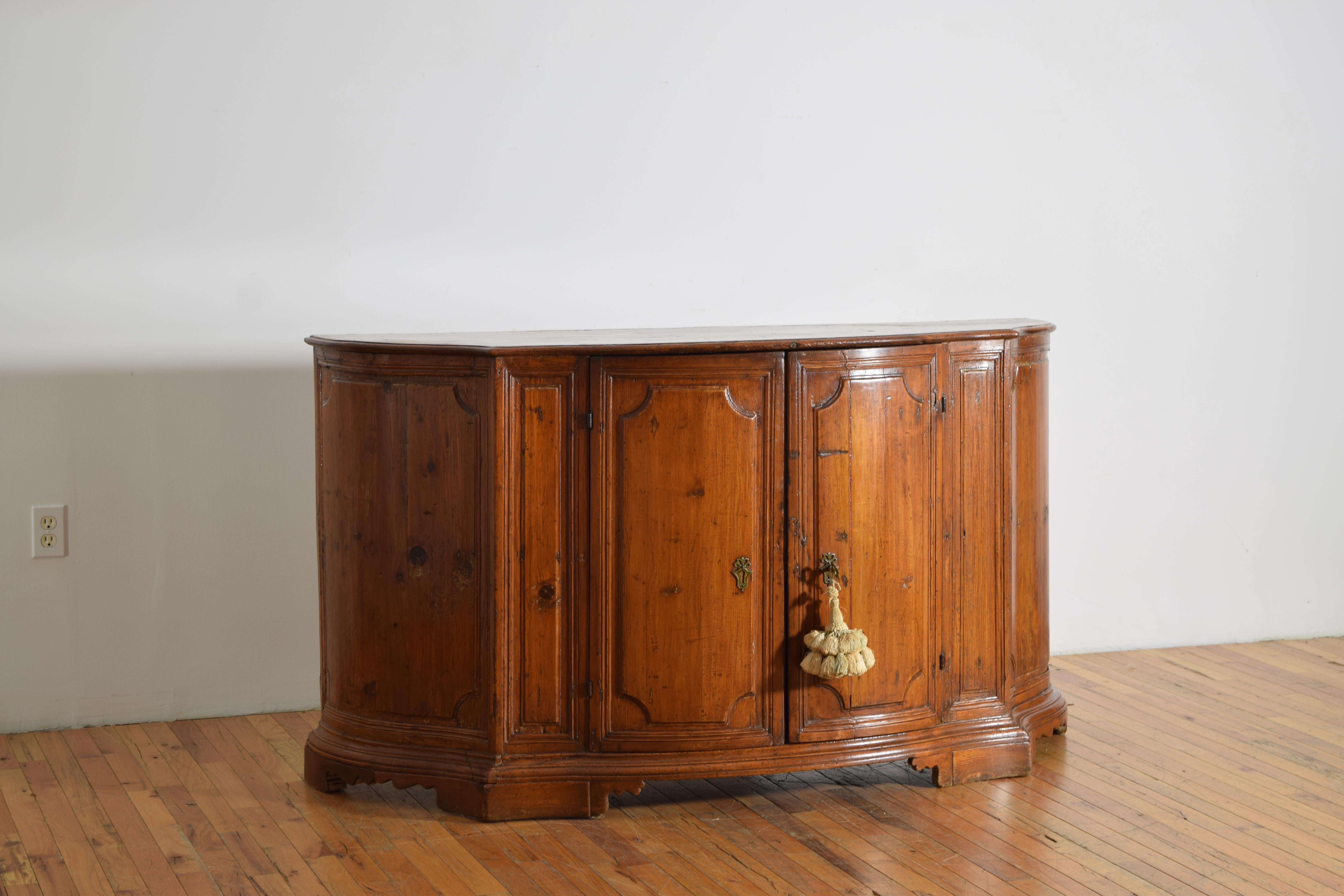 Louis XV Crédence à deux portes en bois de pin en forme de serpentin, Italie du Nord, fin du baroque, vers 1715 en vente