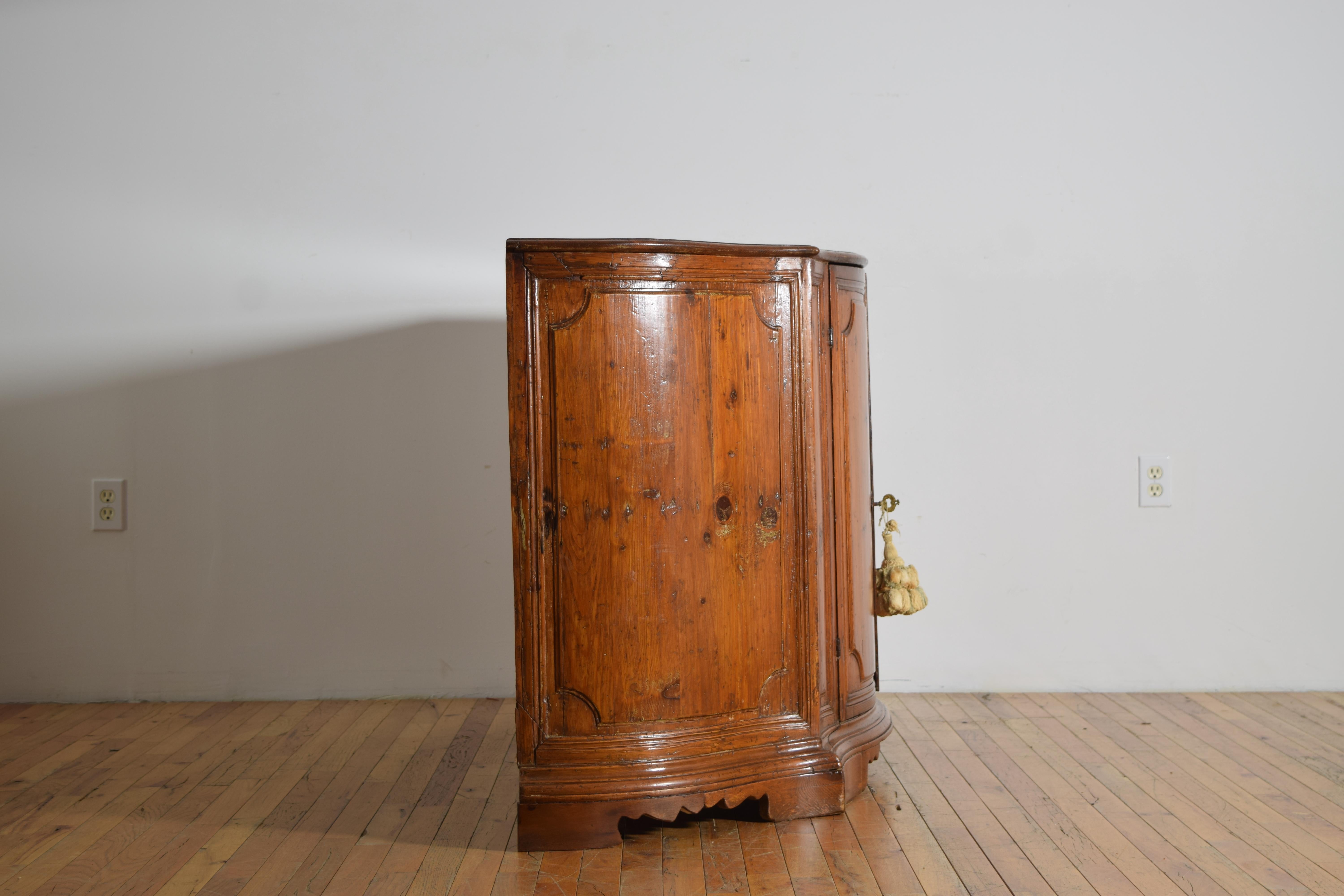italien Crédence à deux portes en bois de pin en forme de serpentin, Italie du Nord, fin du baroque, vers 1715 en vente