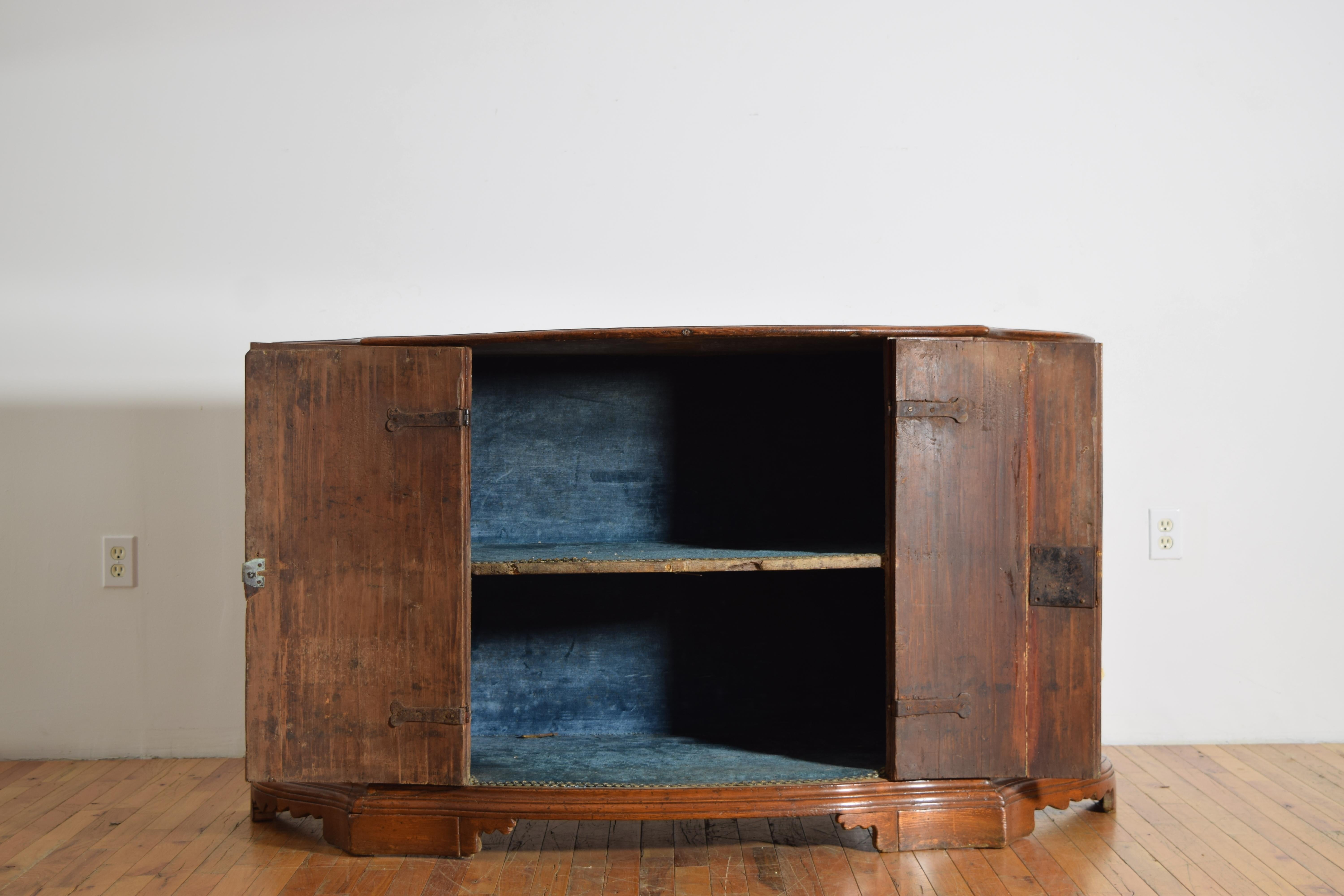 XVIIIe siècle Crédence à deux portes en bois de pin en forme de serpentin, Italie du Nord, fin du baroque, vers 1715 en vente