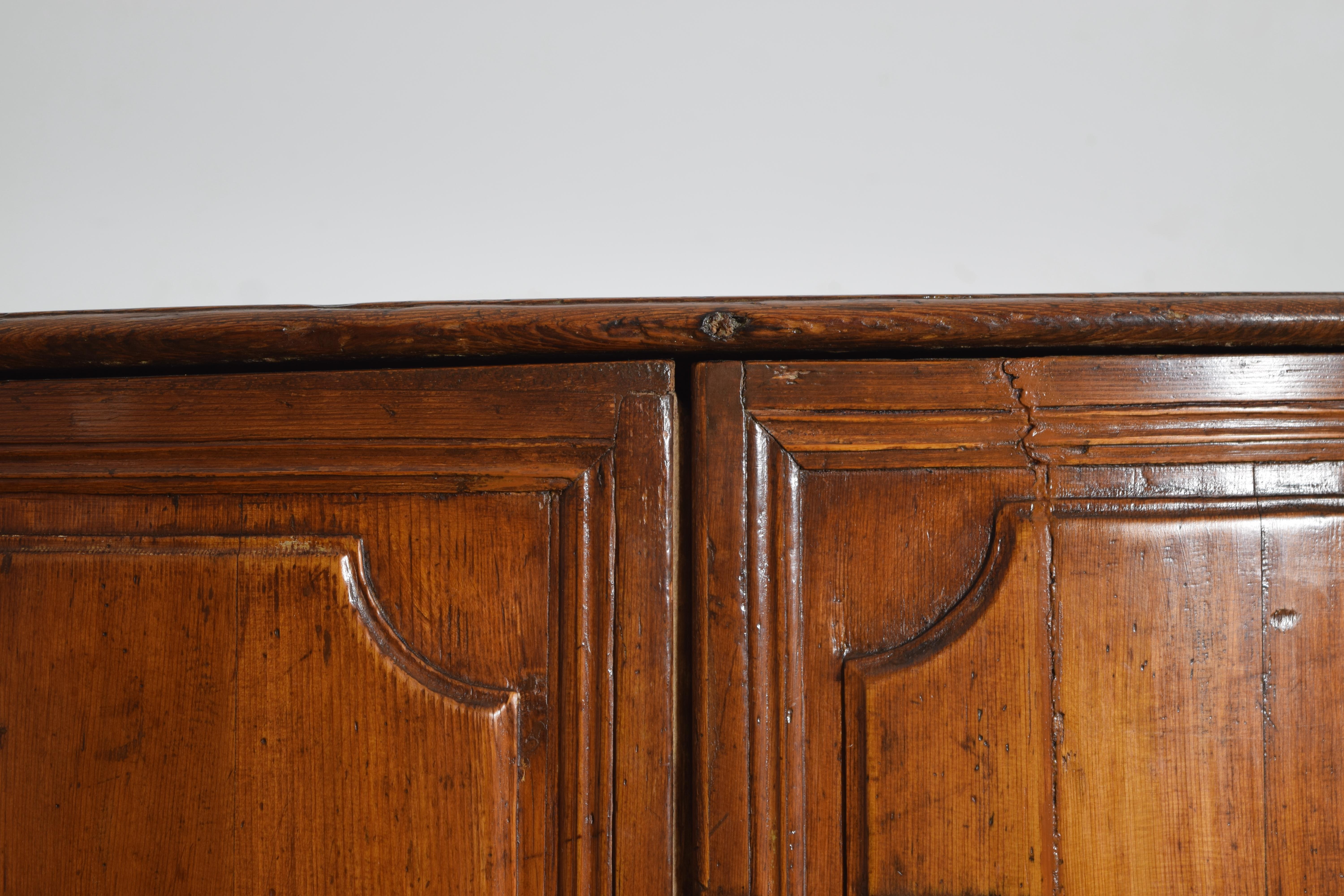Crédence à deux portes en bois de pin en forme de serpentin, Italie du Nord, fin du baroque, vers 1715 en vente 1
