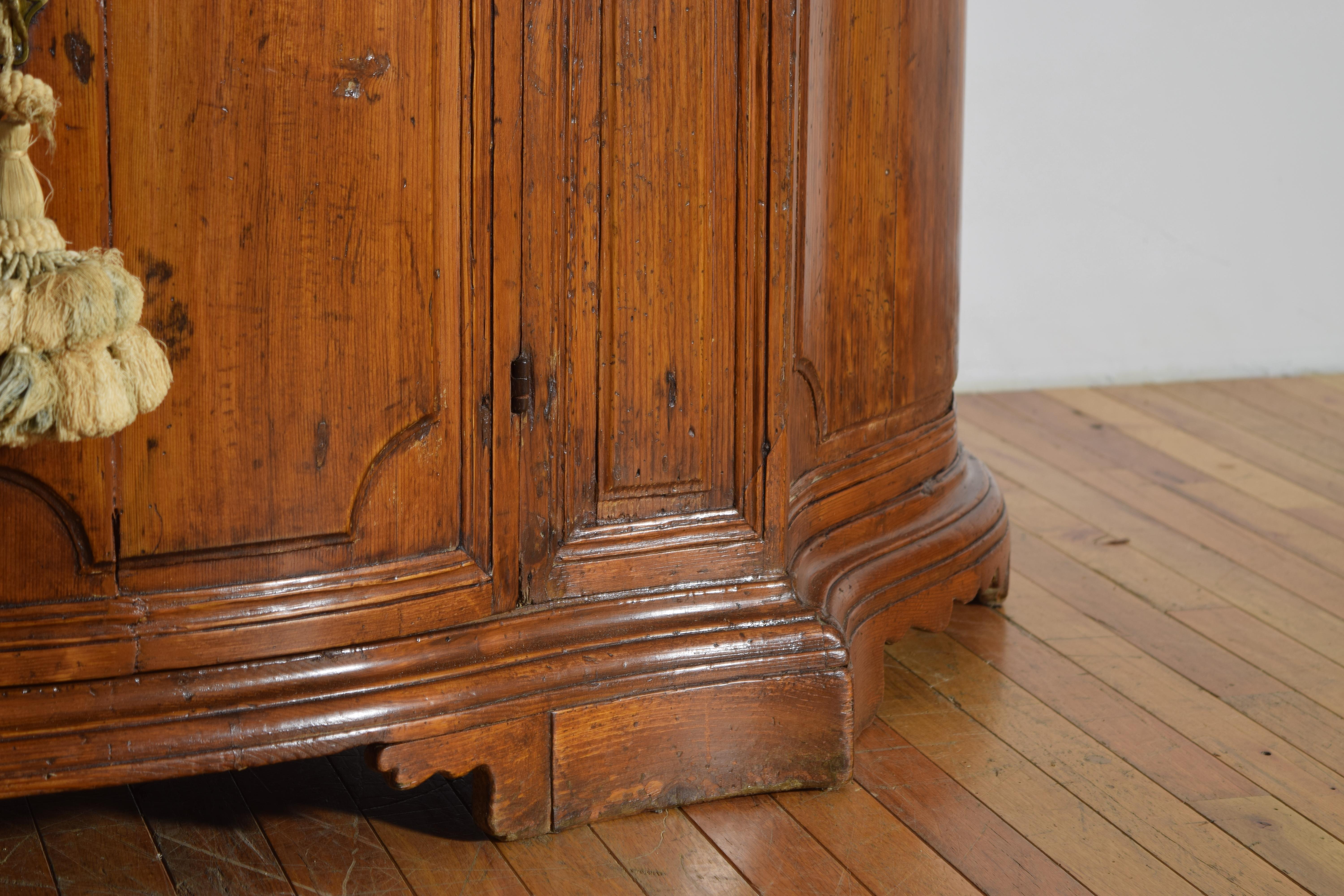 Crédence à deux portes en bois de pin en forme de serpentin, Italie du Nord, fin du baroque, vers 1715 en vente 2