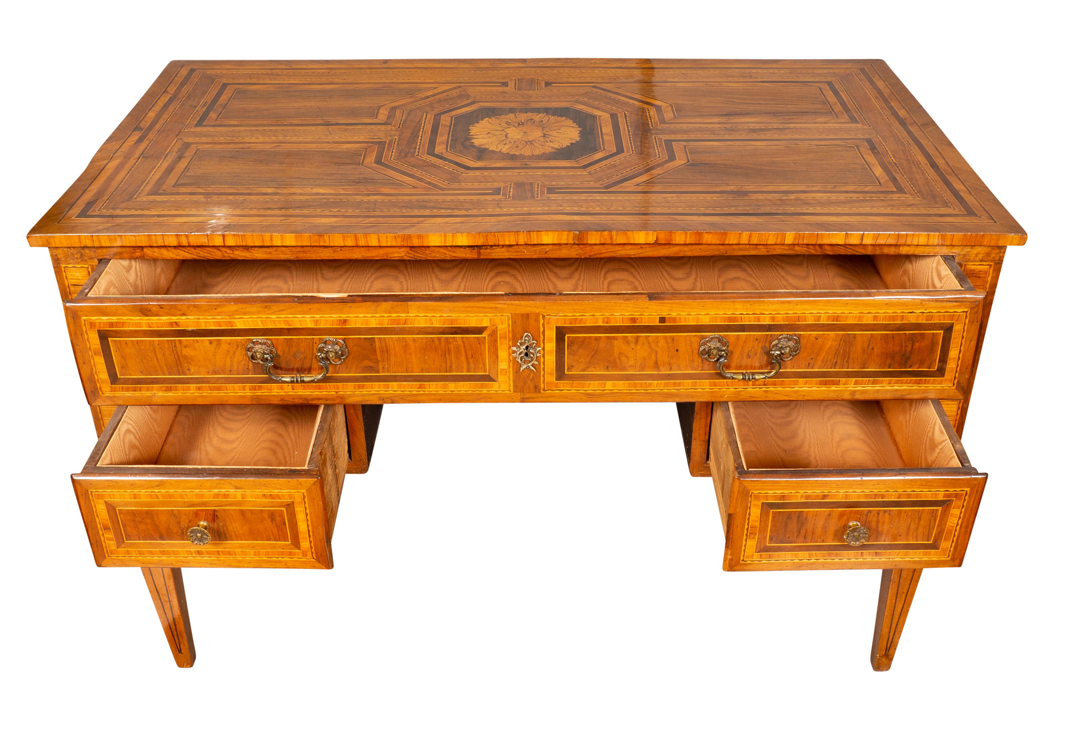 Norditalienischer neoklassizistischer Schreibtisch aus Nussbaum mit Intarsien im Angebot 5
