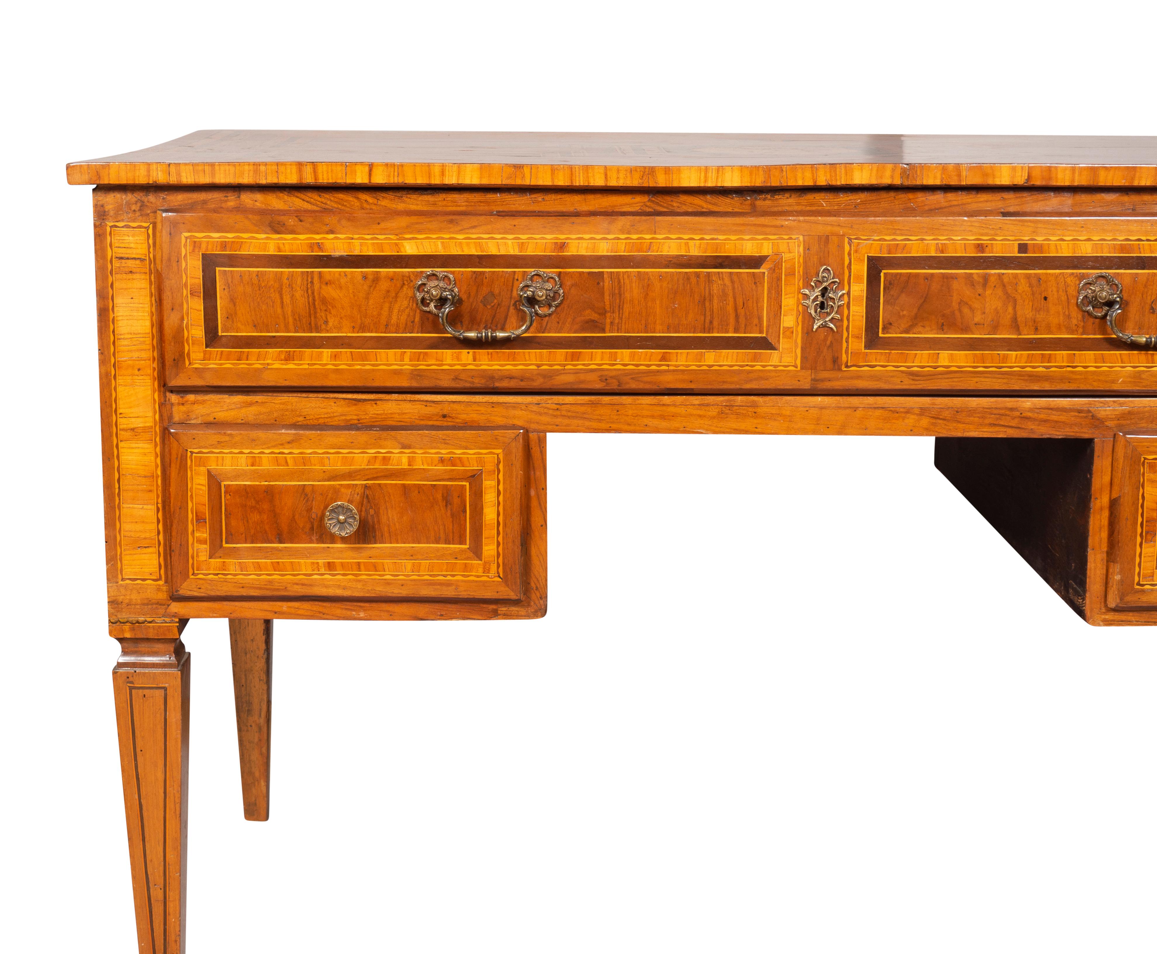Norditalienischer neoklassizistischer Schreibtisch aus Nussbaum mit Intarsien im Angebot 6