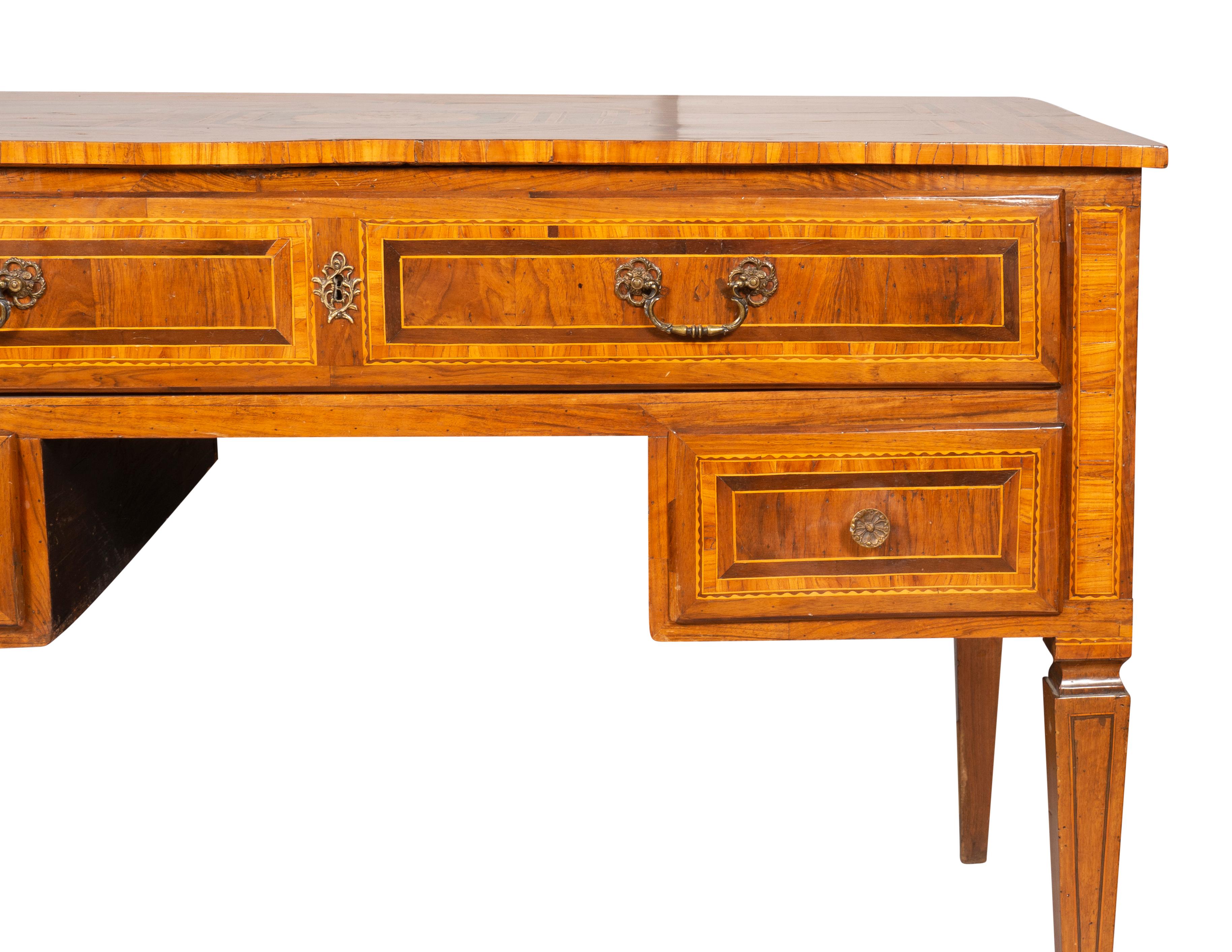 Norditalienischer neoklassizistischer Schreibtisch aus Nussbaum mit Intarsien im Angebot 7
