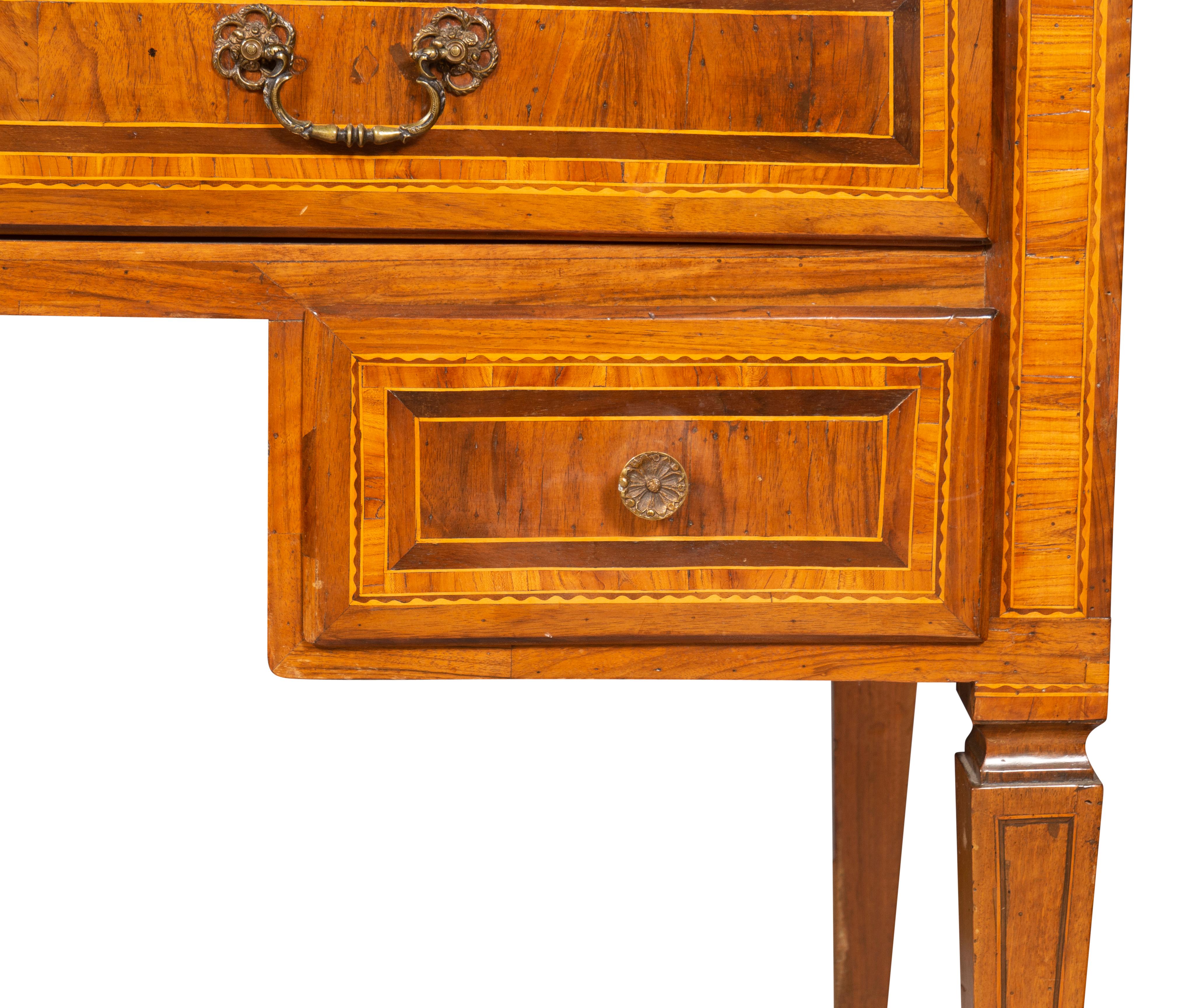 Norditalienischer neoklassizistischer Schreibtisch aus Nussbaum mit Intarsien im Angebot 9
