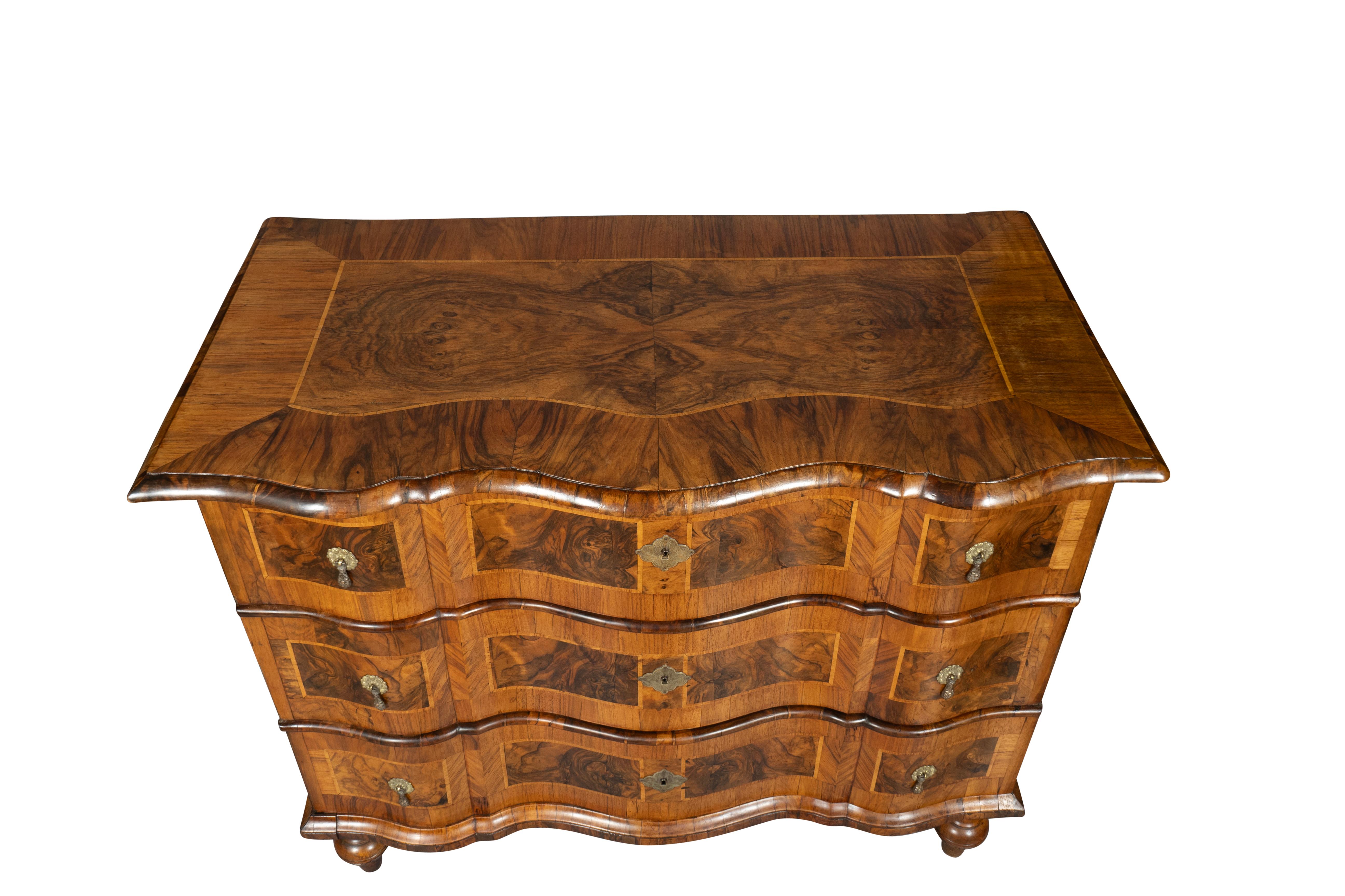 Commode en noyer d'Italie du Nord 3