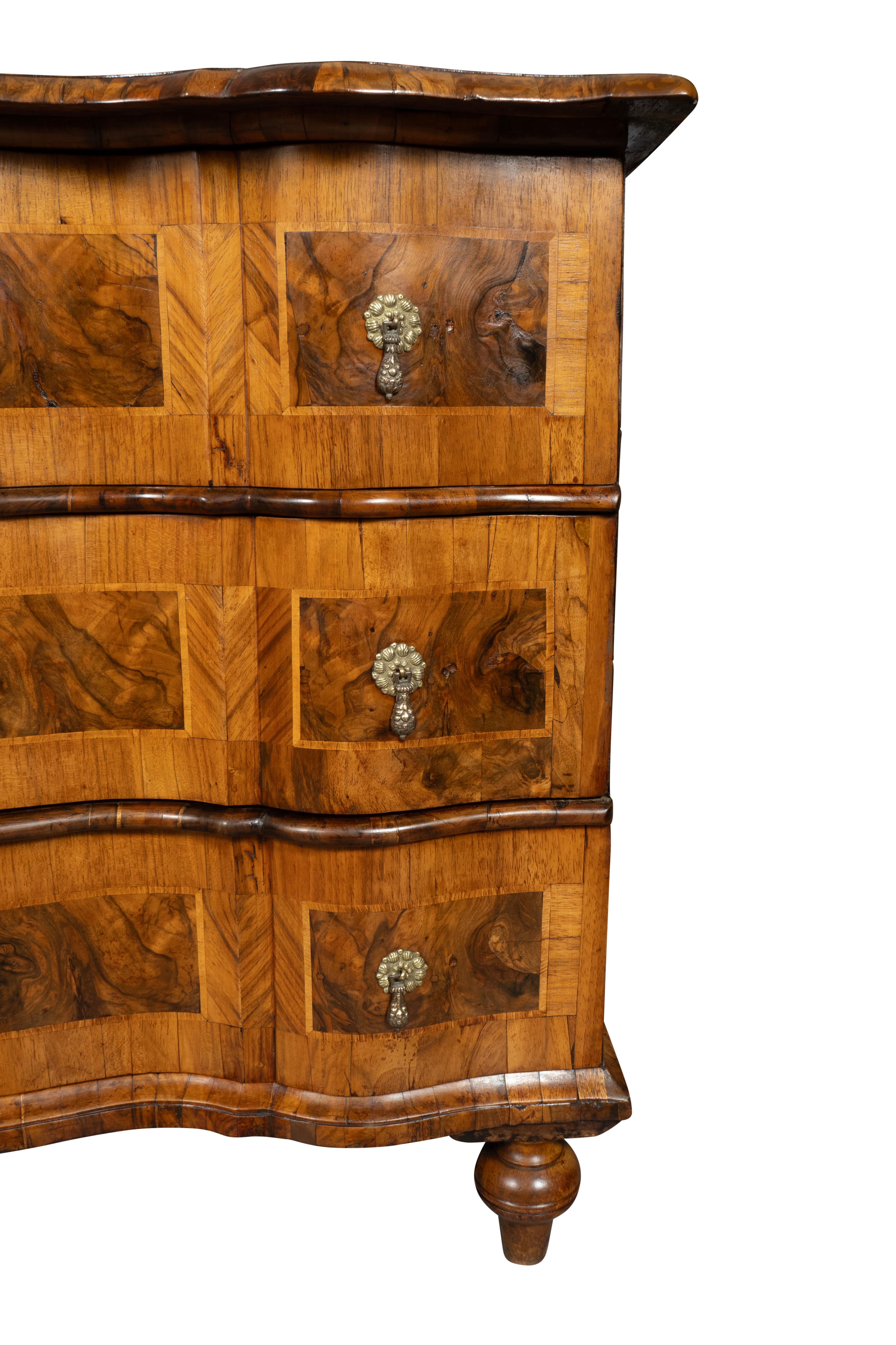 Commode en noyer d'Italie du Nord 5