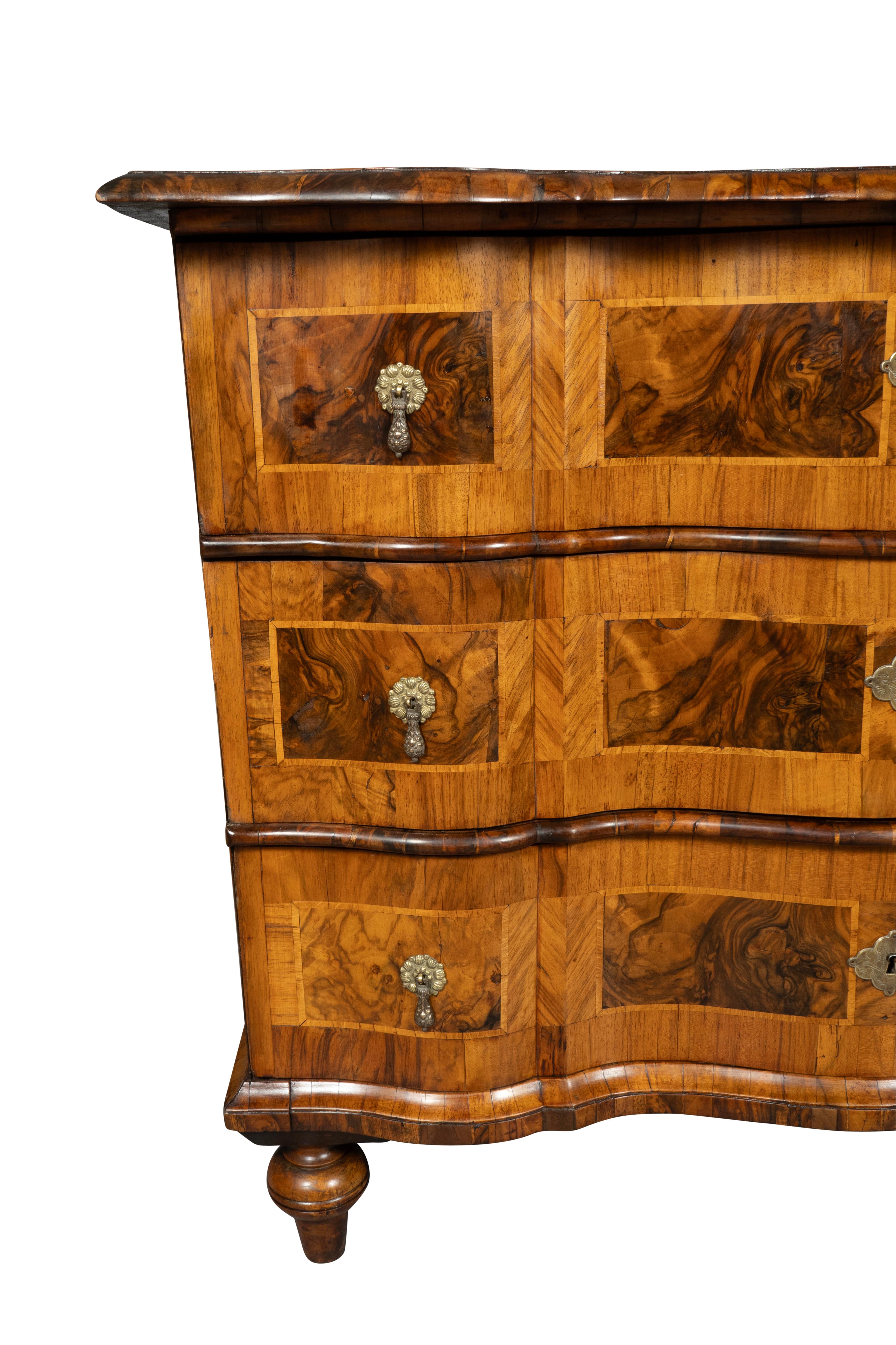 Commode en noyer d'Italie du Nord 7