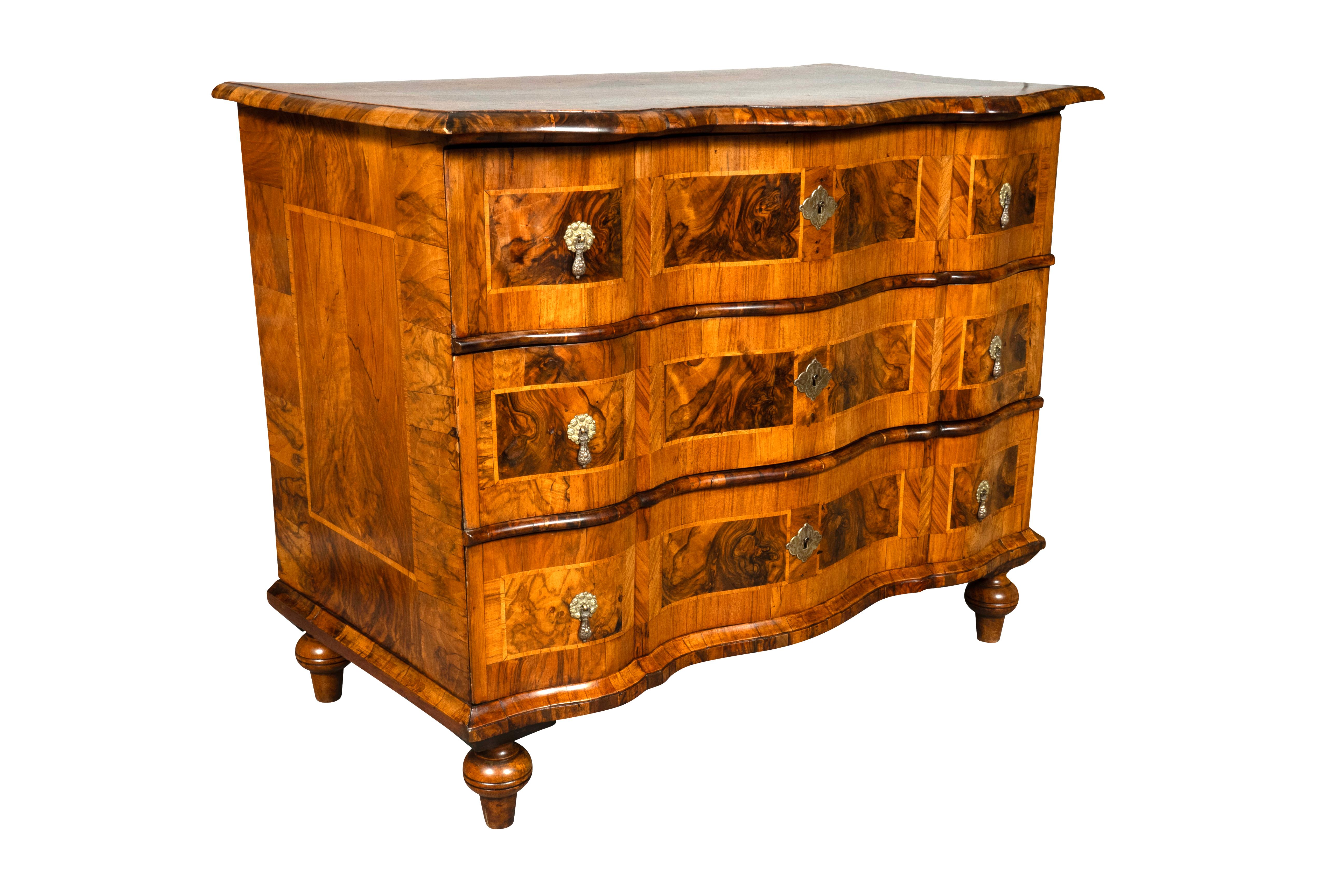 Rococo Commode en noyer d'Italie du Nord