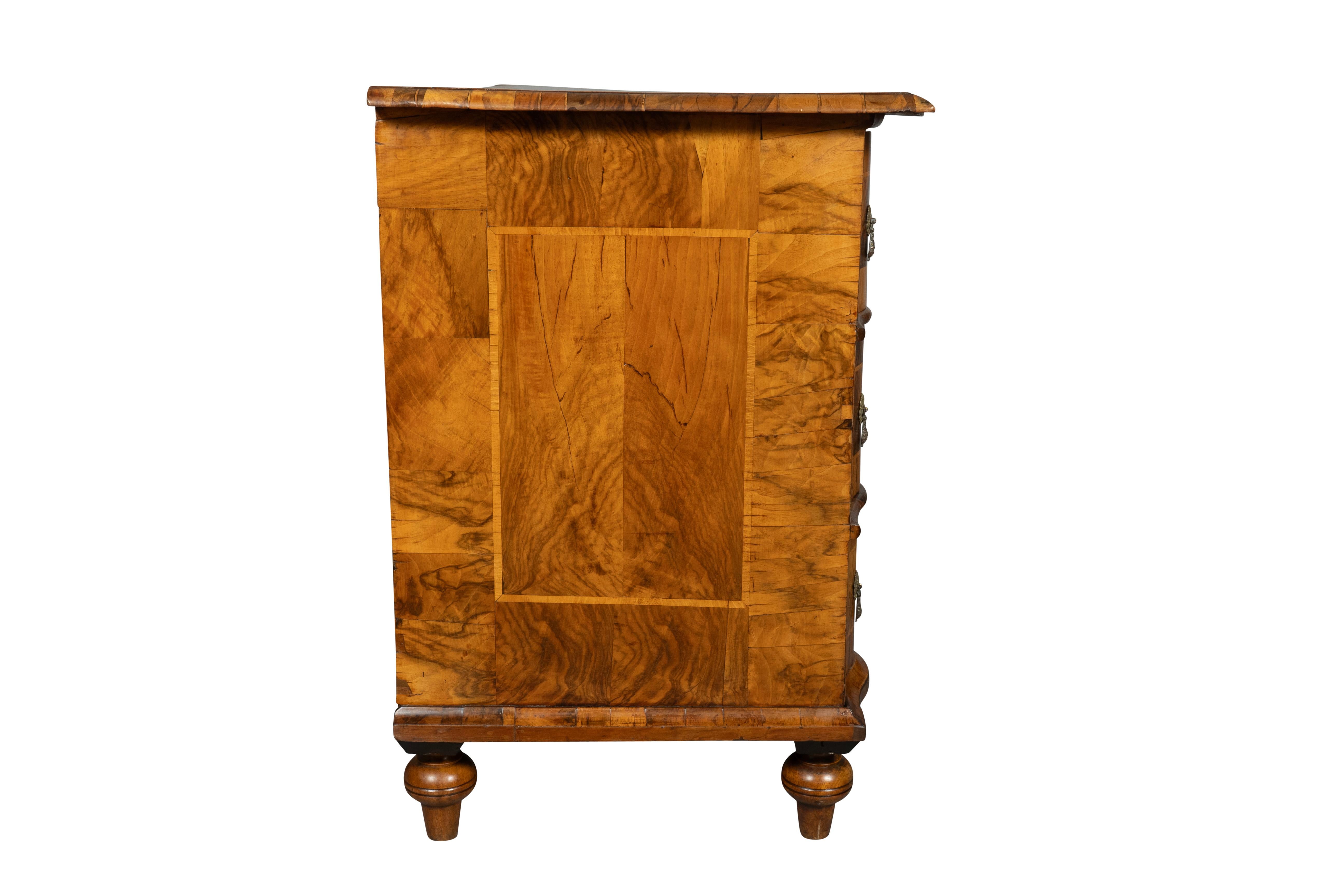 italien Commode en noyer d'Italie du Nord