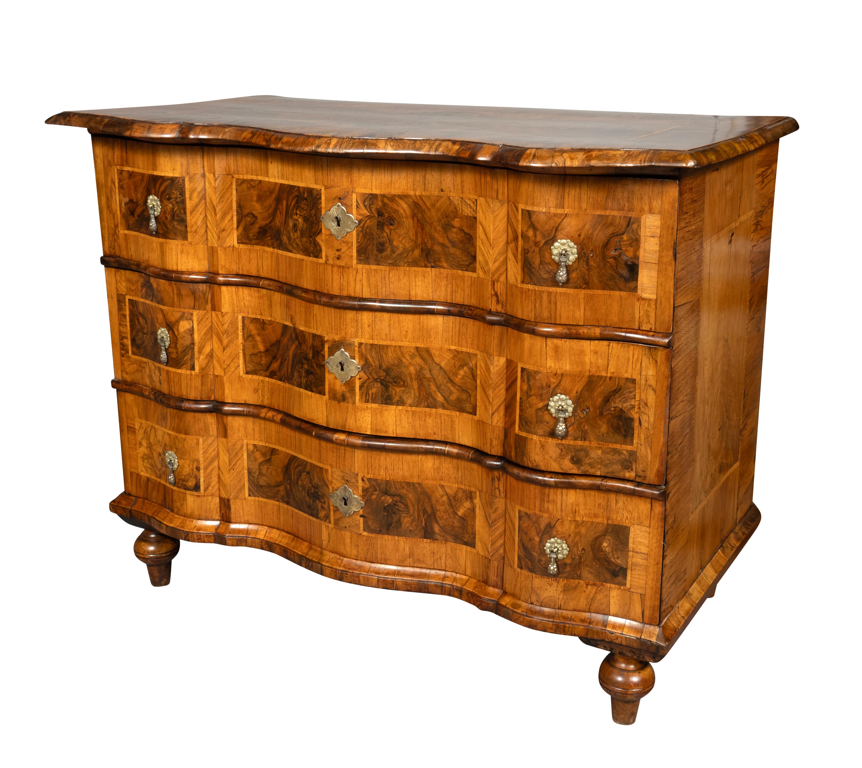Laiton Commode en noyer d'Italie du Nord