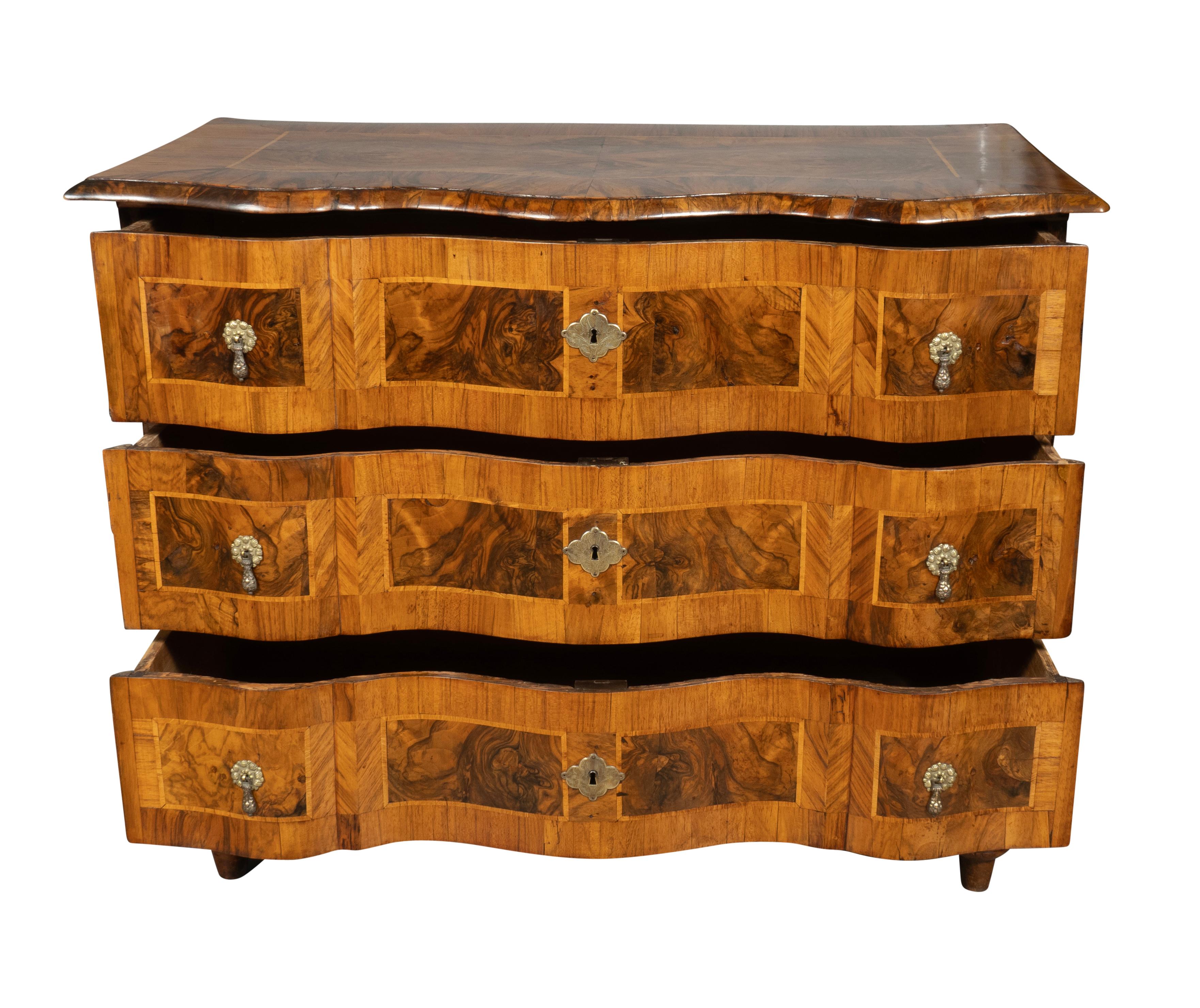 Commode en noyer d'Italie du Nord 1