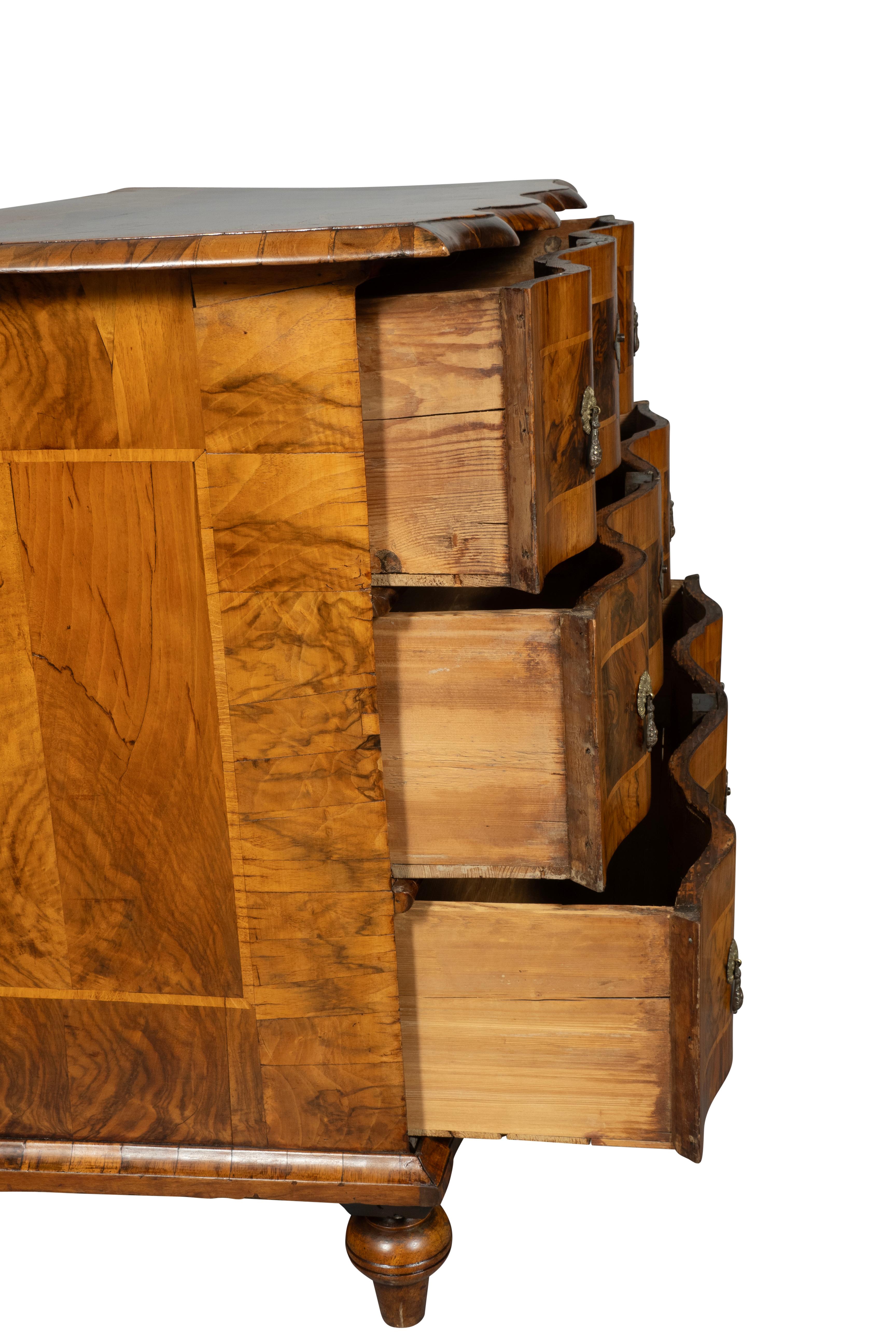 Commode en noyer d'Italie du Nord 2