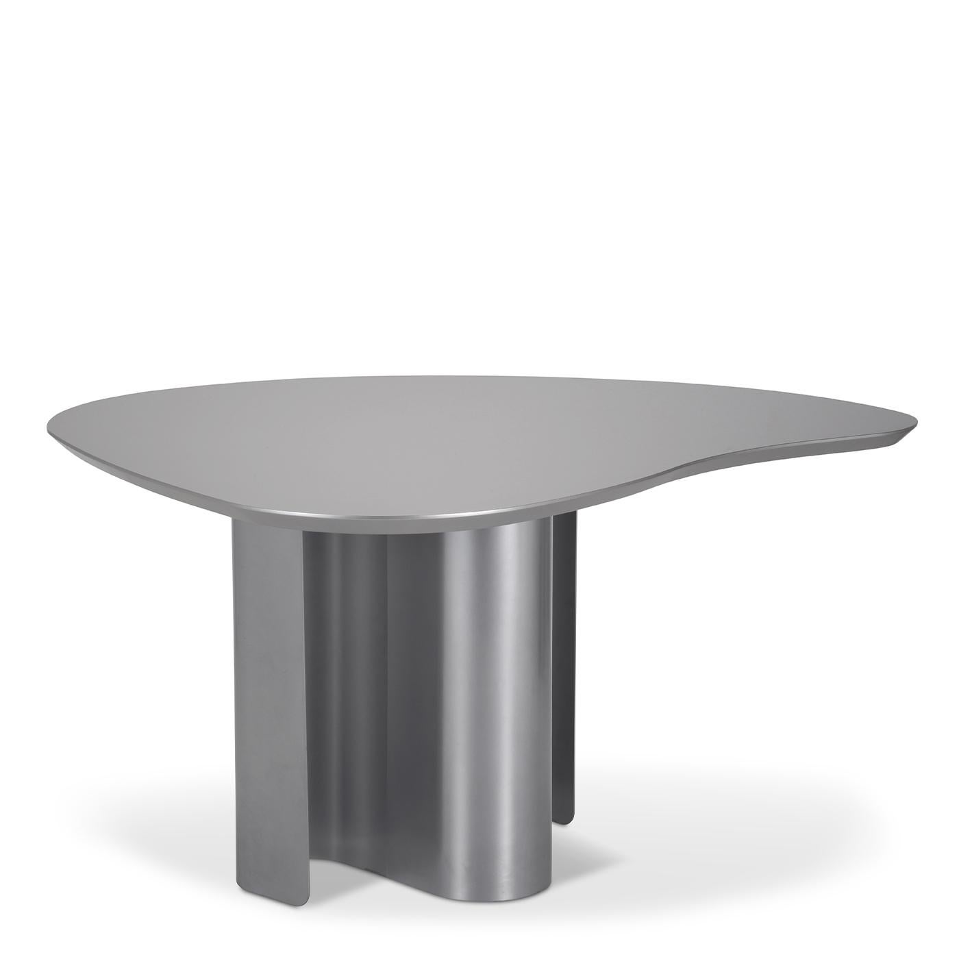 La Mesa de Comedor North Light Cromada Gris Alta presenta una estructura tubular de metal cromado pulido con una distintiva silueta fluida inspirada en los cielos del norte y las auroras boreales. Su parte superior orgánicamente curvada y su base