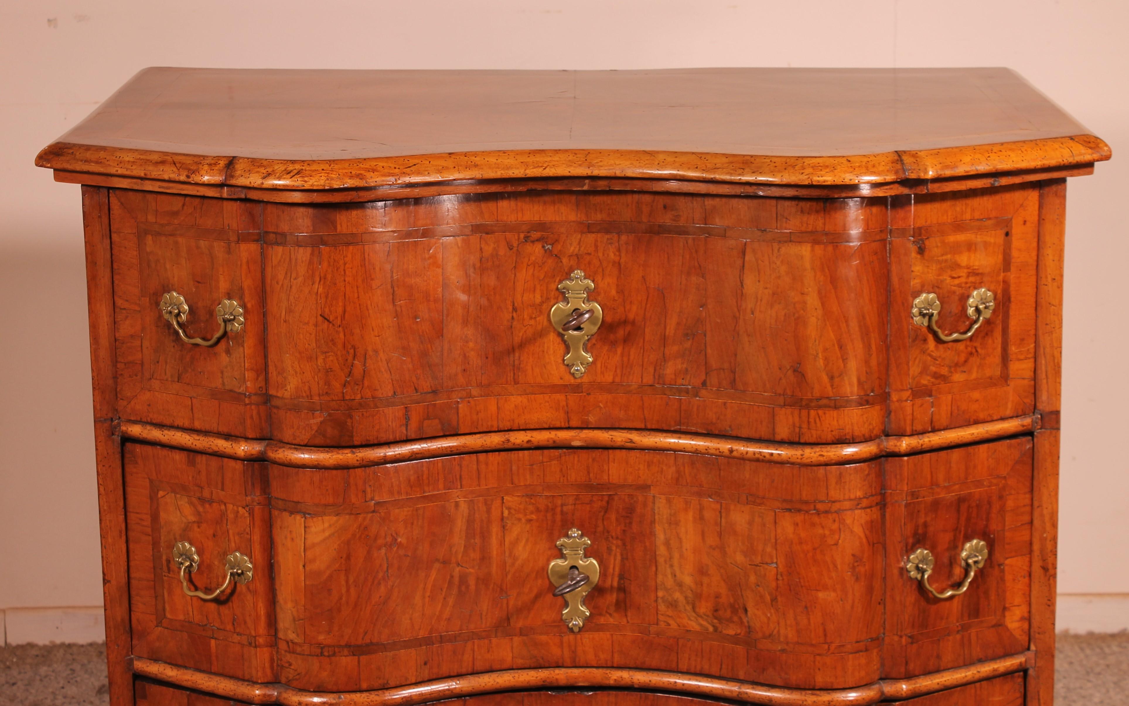 Louis XIV walnut chest of drawers from the North of Italy from the end of the 17th century-beginning of the 18th century

Very beautiful molding movements
Superb quality

It has its original locks and handles
in perfect condition and superb