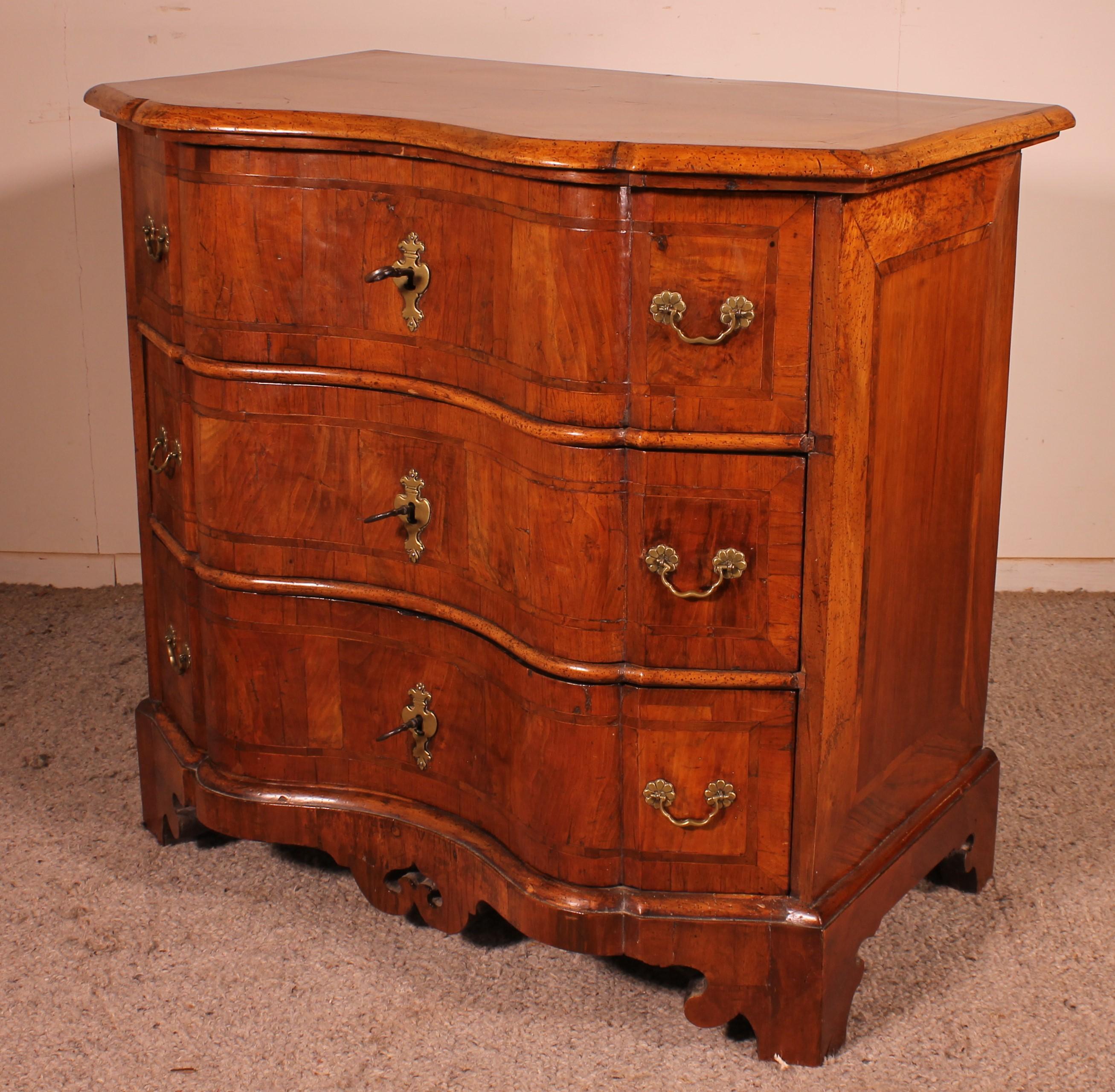 North of Italy Walnut Commode, 18th Century In Good Condition For Sale In Brussels, Brussels