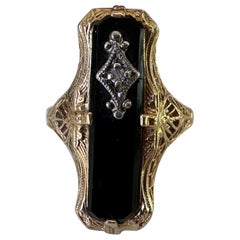 Filigraner Ring mit Nord-South-Onyx und Diamant