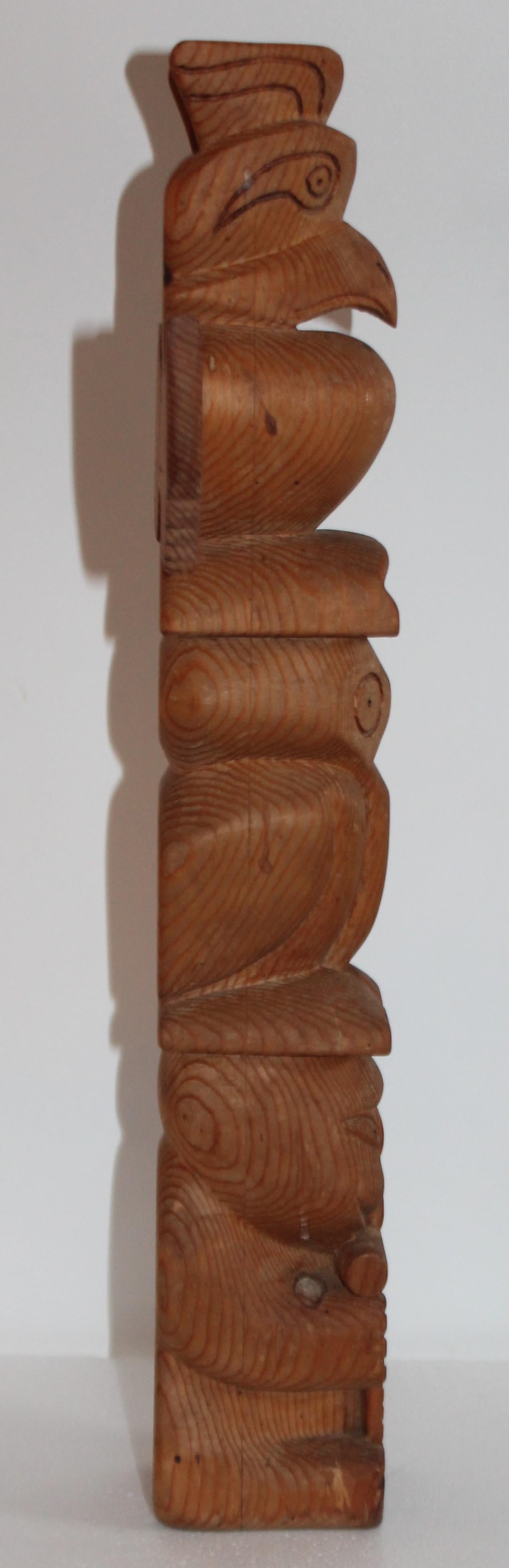 Sculpté à la main Totem Pole indien de la côte nord-ouest en vente