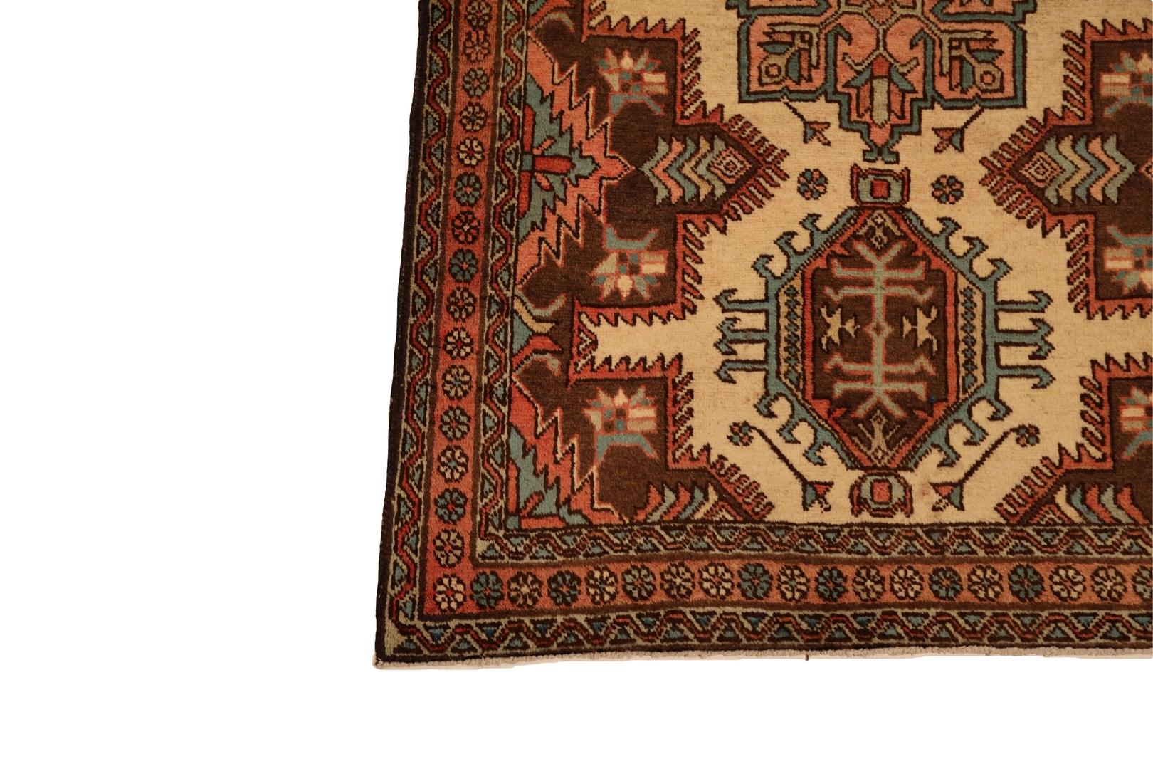 Verleihen Sie Ihrem Flur einen Hauch von Eleganz und Wärme mit unserem exquisiten nordwestpersischen Läufer. Dieses fein gearbeitete Stück hat einen beigen Hintergrund, der als perfekte Leinwand für ein fesselndes Medaillonmotiv dient, das anmutig