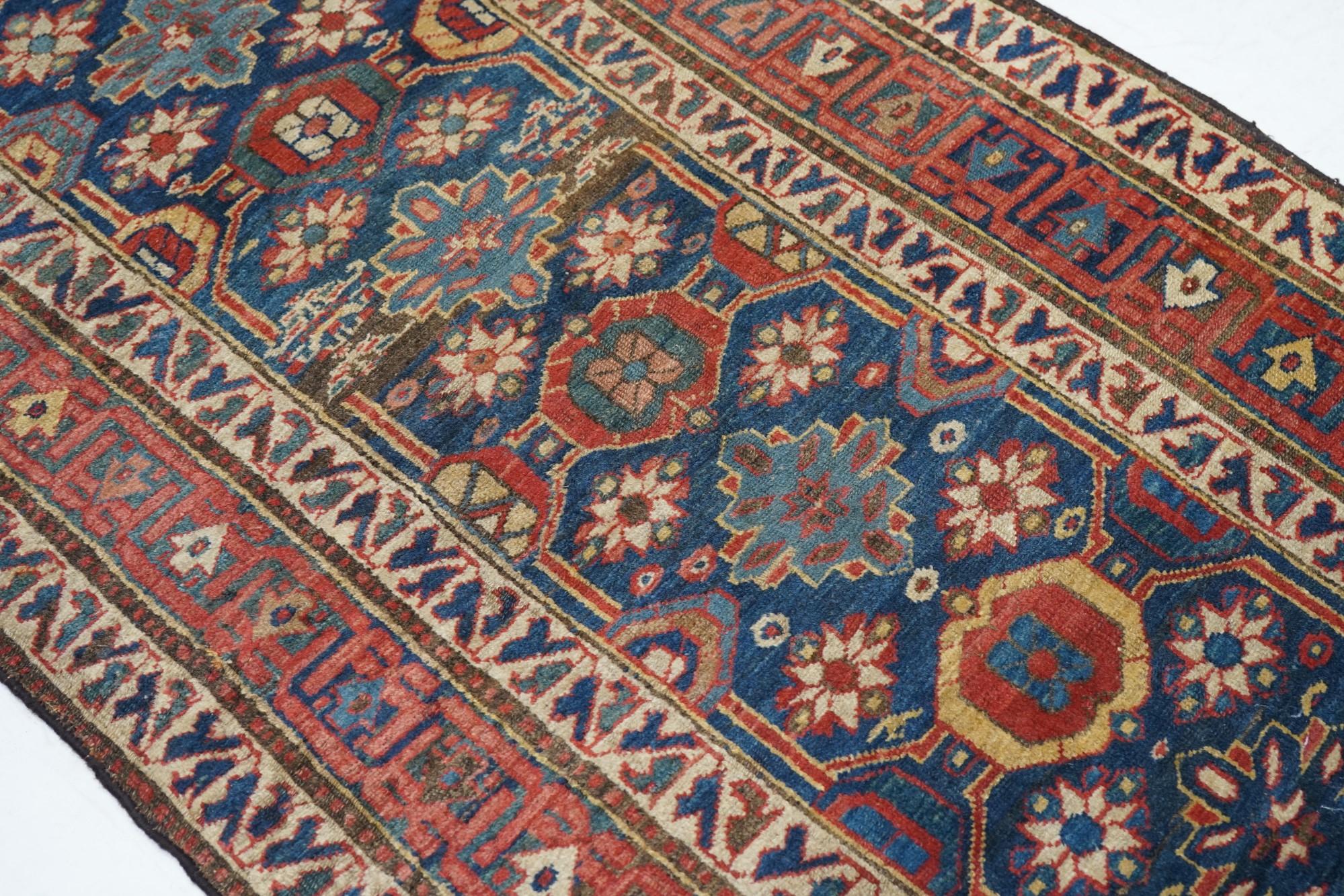 Fin du XIXe siècle Tapis persan ancien nord-ouest de 3'7'' x 16'0'' en vente