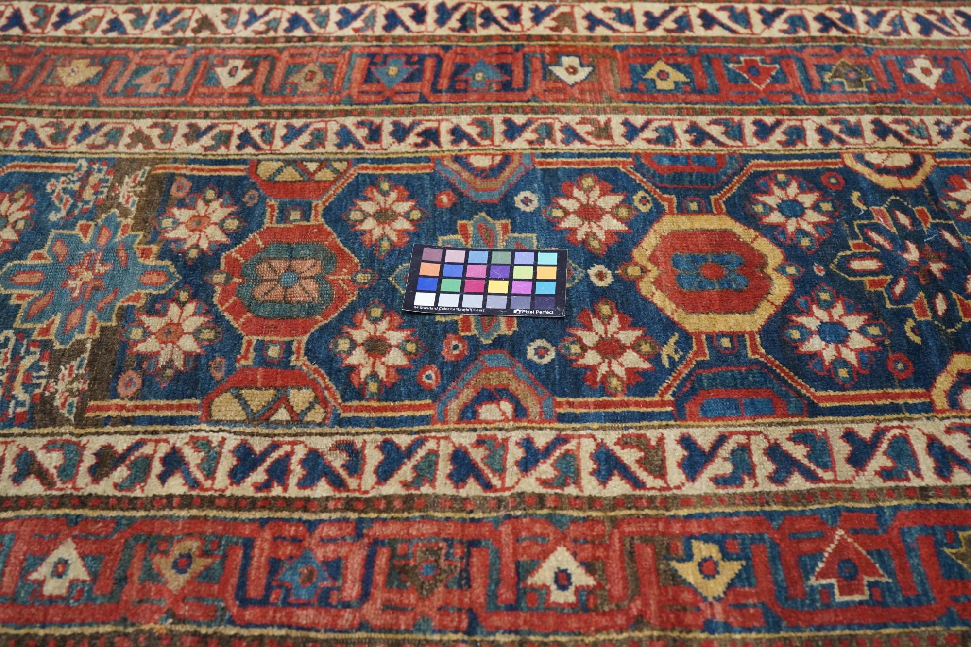 Laine Tapis persan ancien nord-ouest de 3'7'' x 16'0'' en vente