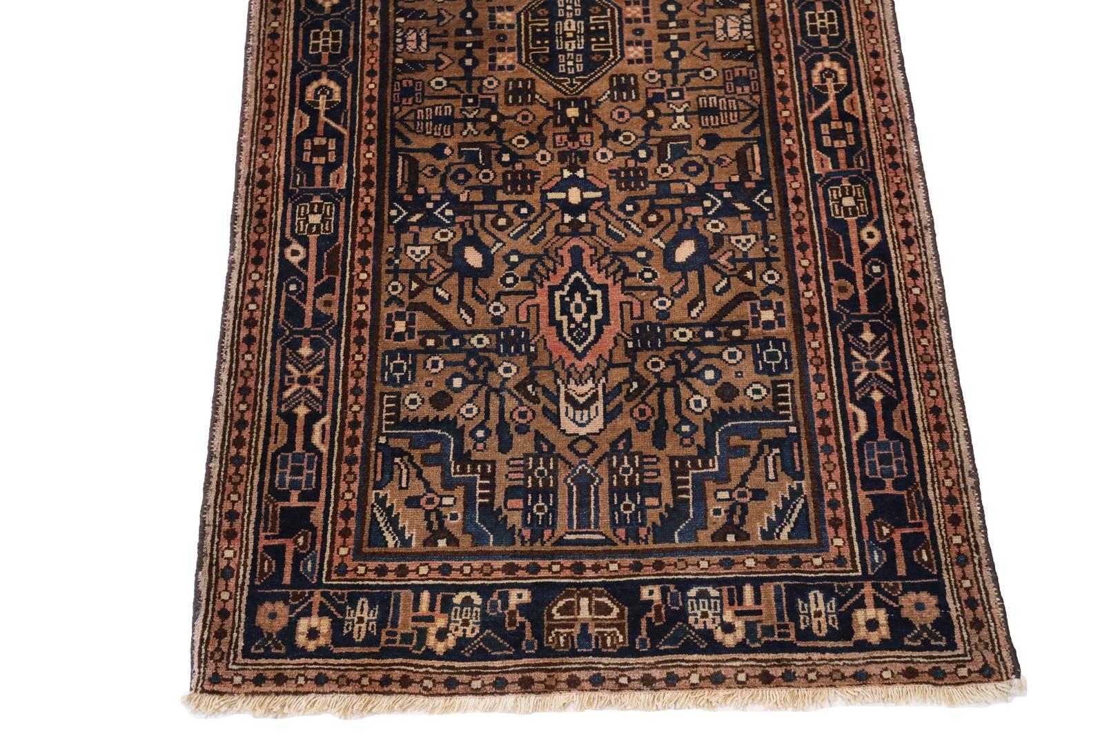 Wir stellen Ihnen den fesselnden Reiz unseres Northwest Persian Runner vor - ein wahres Meisterwerk, das Tradition und zeitgenössische Ästhetik harmonisch miteinander verbindet. Dieses handgefertigte Wunderwerk zeigt ein exquisites Zusammenspiel von