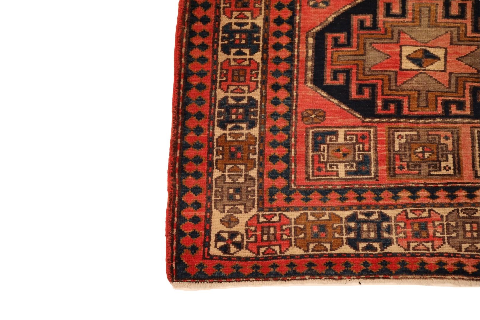 Entdecken Sie die fesselnde Schönheit unseres nordwestlichen Perserteppichs, ein wahres Meisterwerk, das die Eleganz persischer Handwerkskunst nahtlos mit einem Hauch bezaubernder chinesischer Motive verbindet. Dieser Teppich ist eine visuelle
