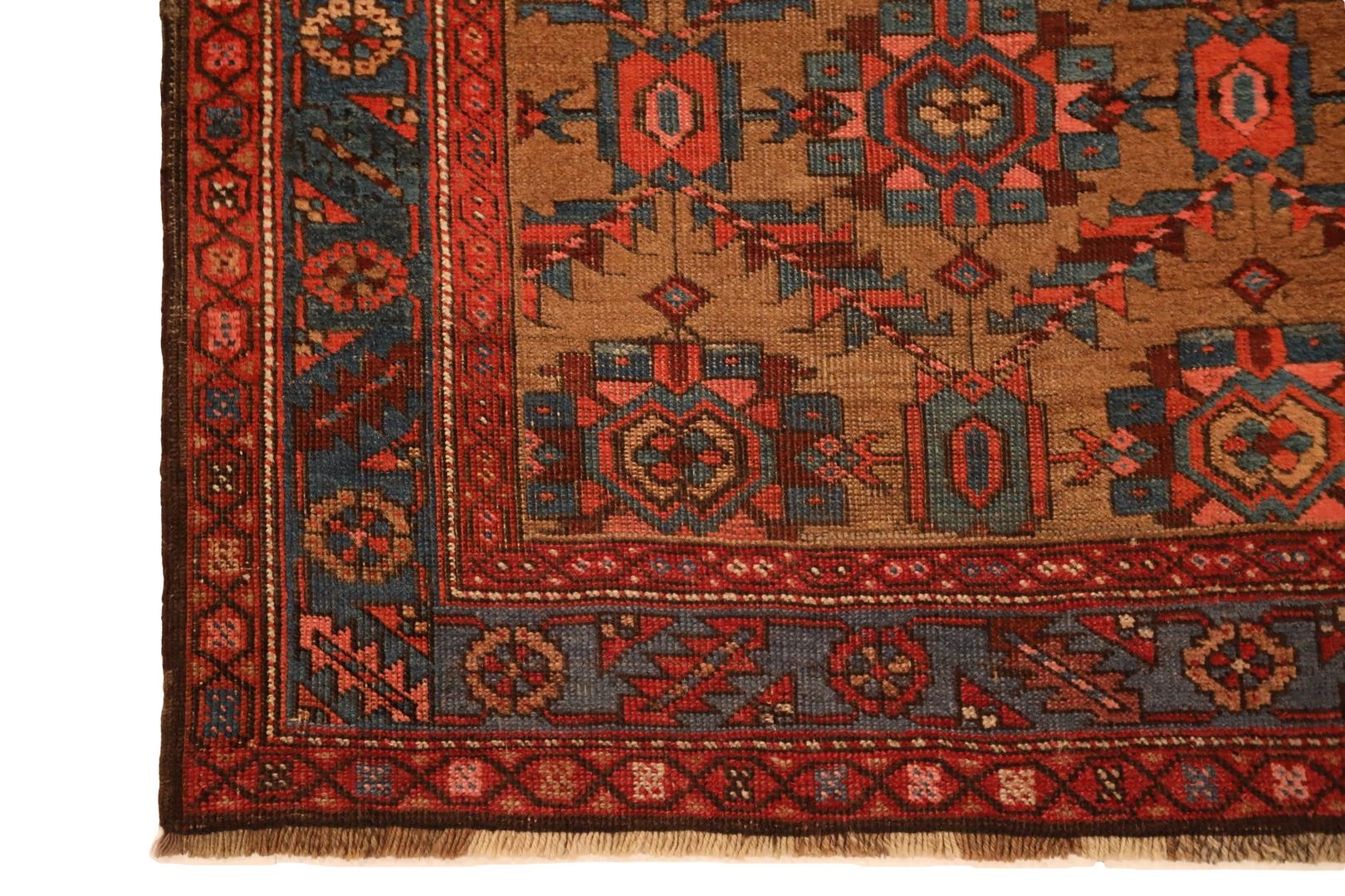 Wir stellen den Nordwest-Perserteppich vor, ein Meisterwerk traditioneller Handwerkskunst und ästhetischer Faszination. Dieser exquisite Teppich hat einen warmen, erdigen braunen/khakifarbenen Hintergrund, der dem Raum einen Hauch von Raffinesse