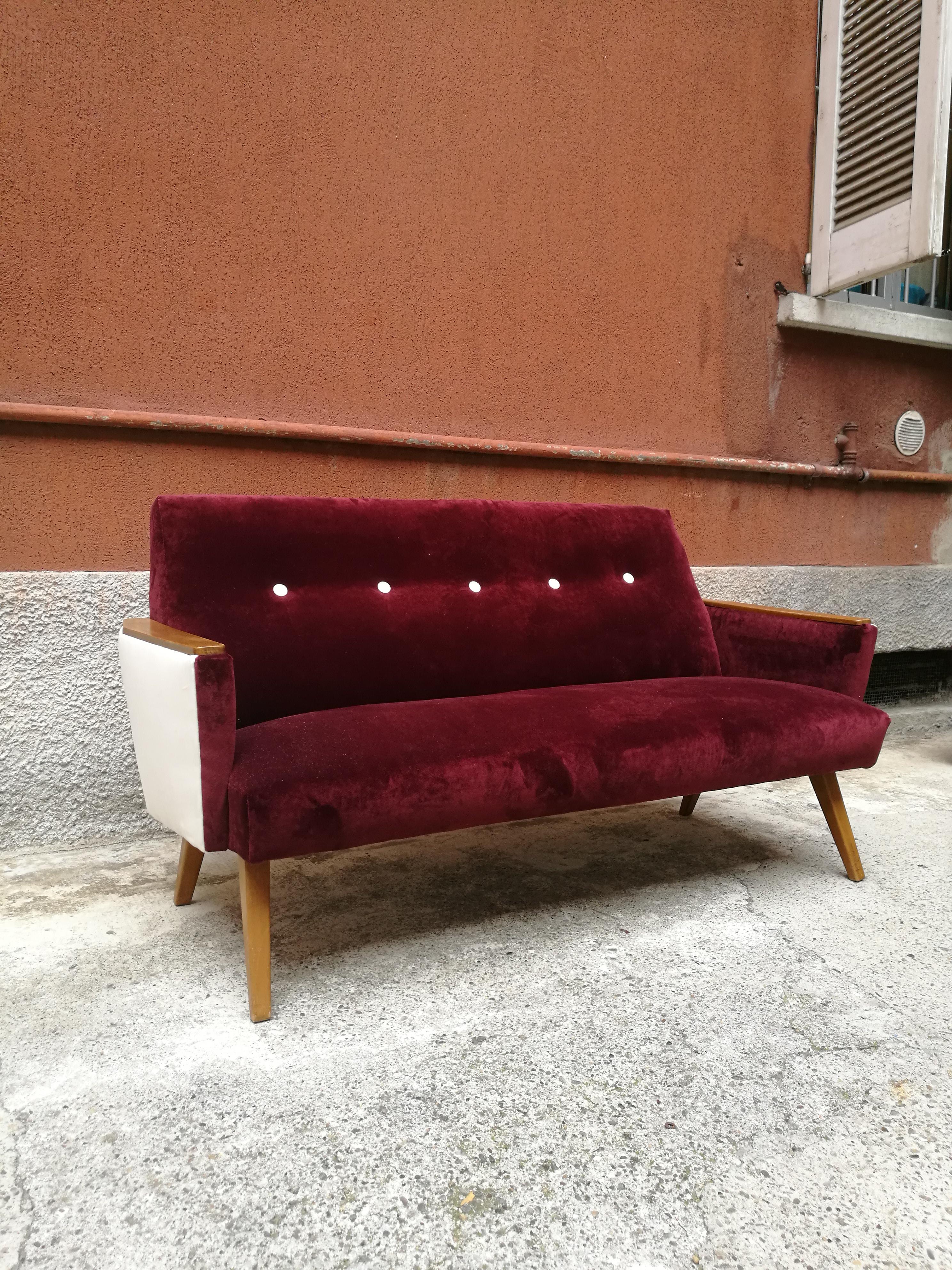 Northen Europe bordeaux and white velvet sofa, 1960s
Northern Europe sofa, covered in white and bordeaux velvet, with beech legs which are covered with the same wood on part of the armrests.
Perfect conditions because it has been completely