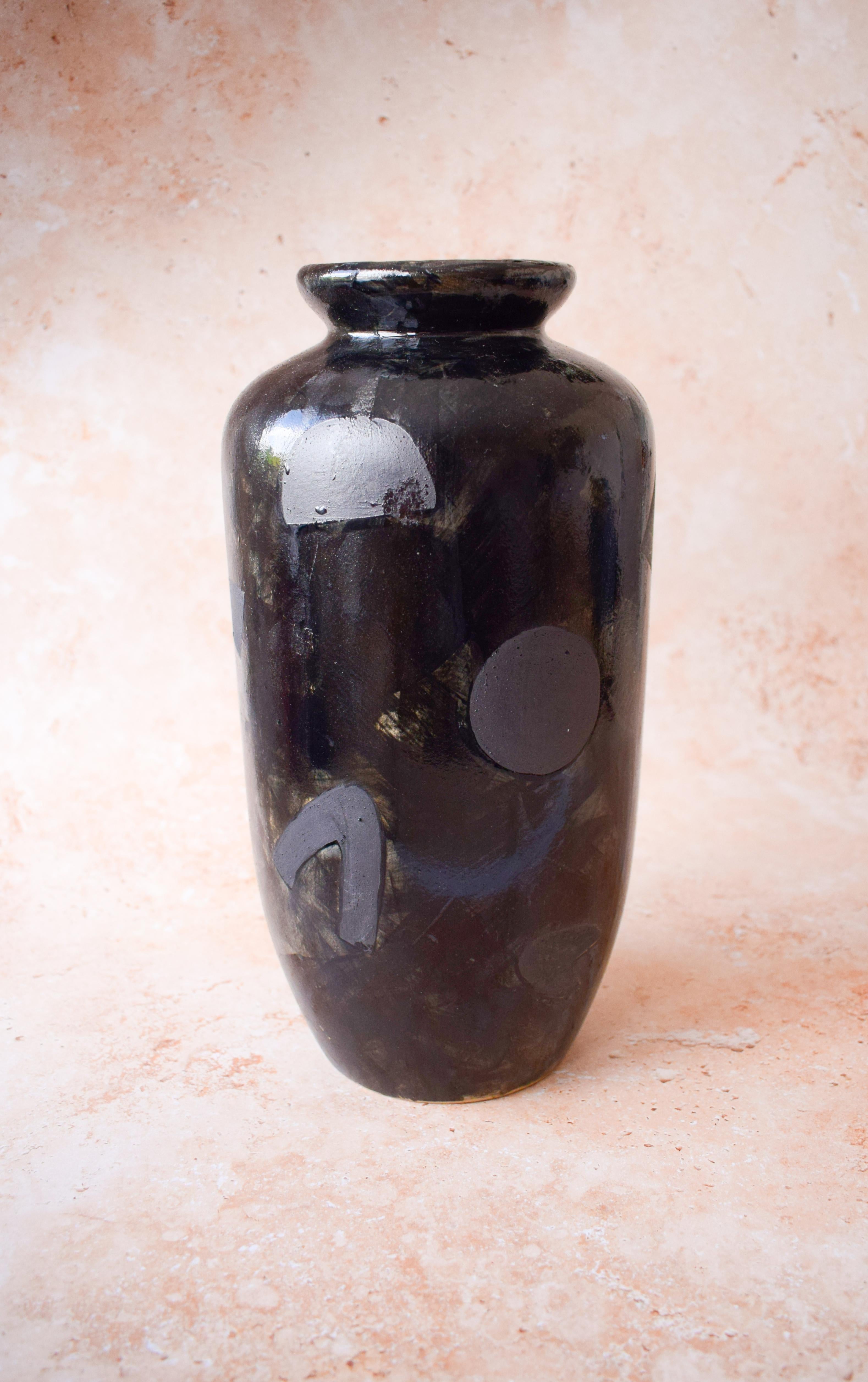 Northen Hides Vessel di Ella Bulley
Unico nel suo genere.
Dimensioni: Ø 14 x H. 28 cm.
Materiali: Argilla in gres bianco.

Ella Bulley è un Material Design Studio con sede a Londra, che crea lavori che spesso attraversano i regni del tessile, dei