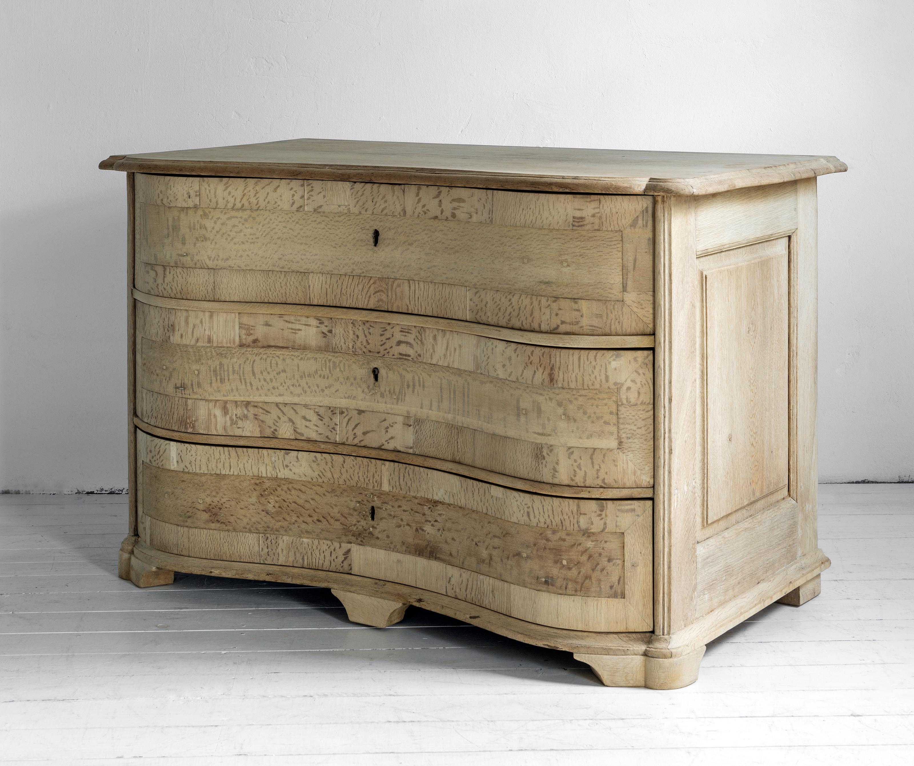 Bellissima commode in stile barocco svedese Galbée in Oak. Linee morbide e ondulate nella parte anteriore. Un pezzo splendido e autentico, che mostra con orgoglio segni e riparazioni.
Un pezzo di grande eleganza e purezza. Funziona in ogni ambiente.
